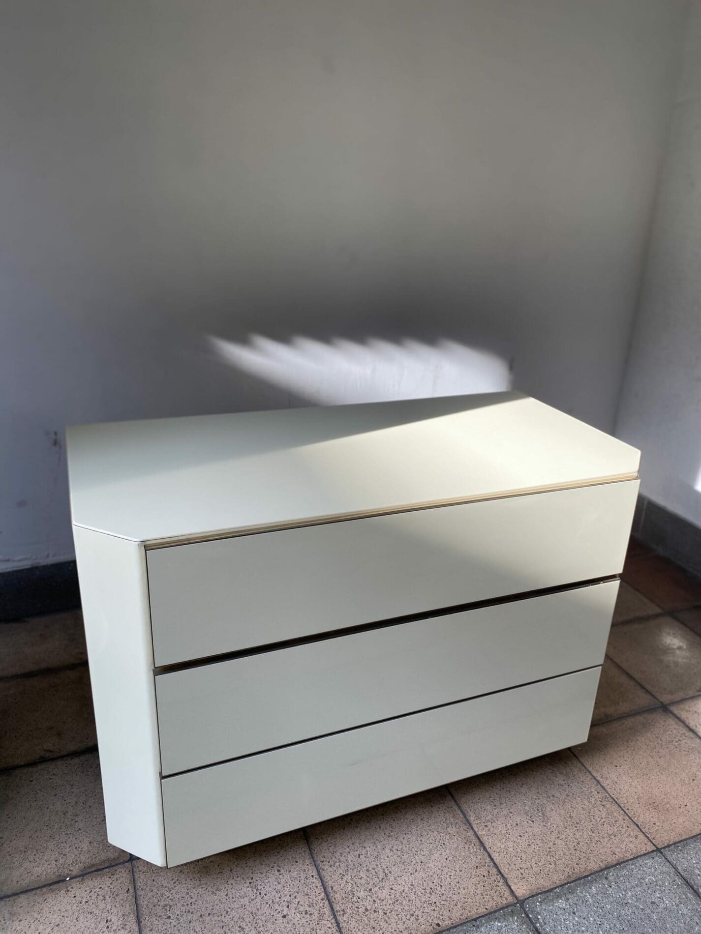 Ensemble commodes et miroir laqué années 1980
