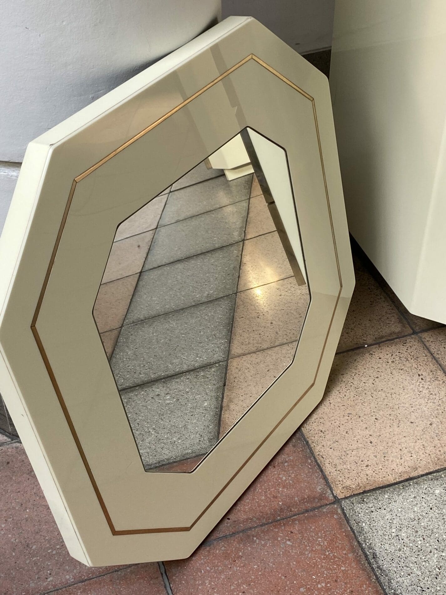 Ensemble commodes et miroir laqué années 1980