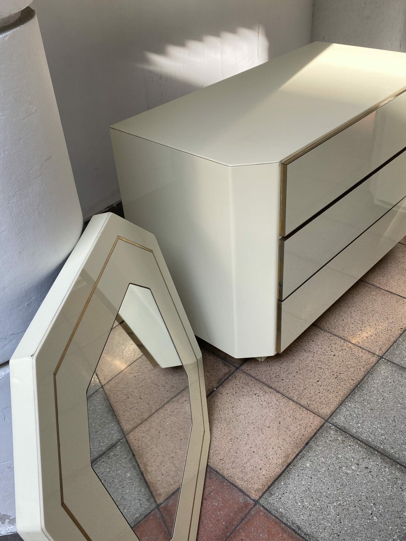 Ensemble commodes et miroir laqué années 1980