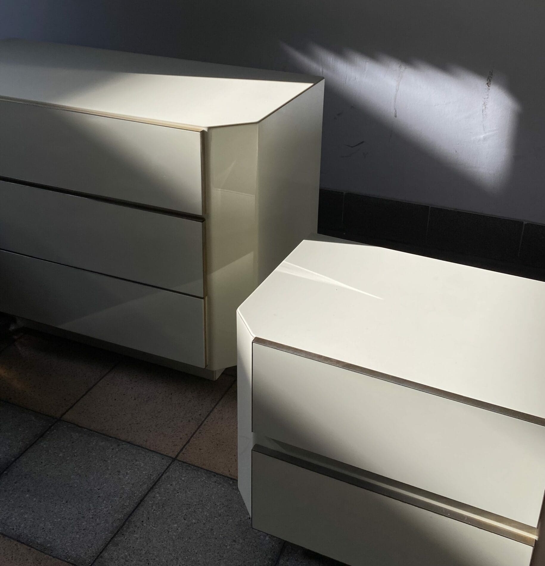 Ensemble commodes et miroir laqué années 1980