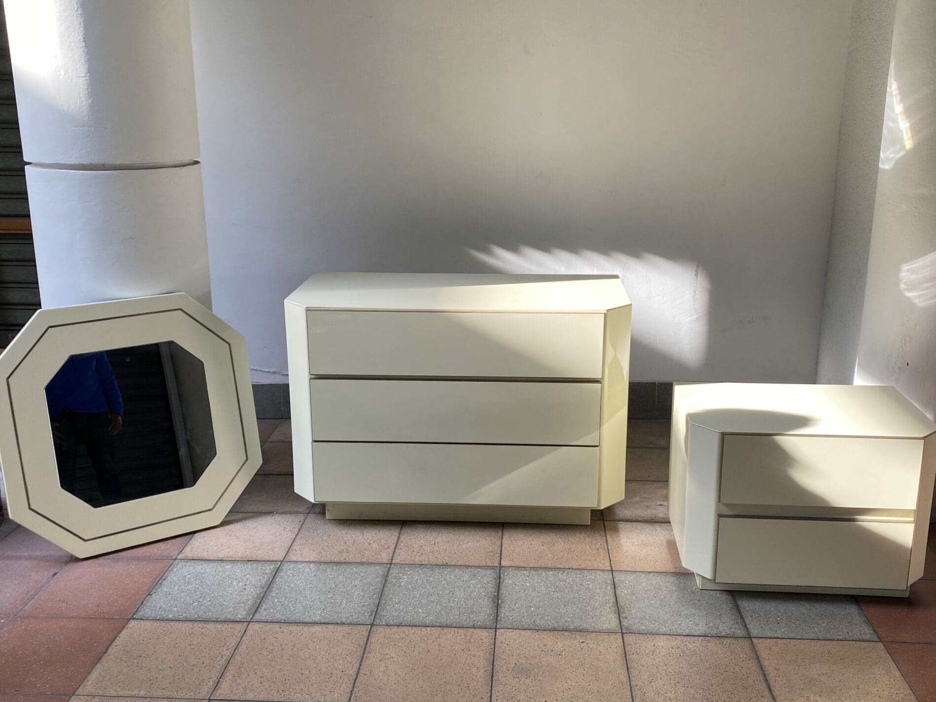 Ensemble commodes et miroir laqué années 1980