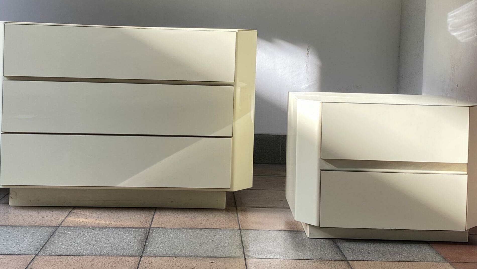 Ensemble commodes et miroir laqué années 1980