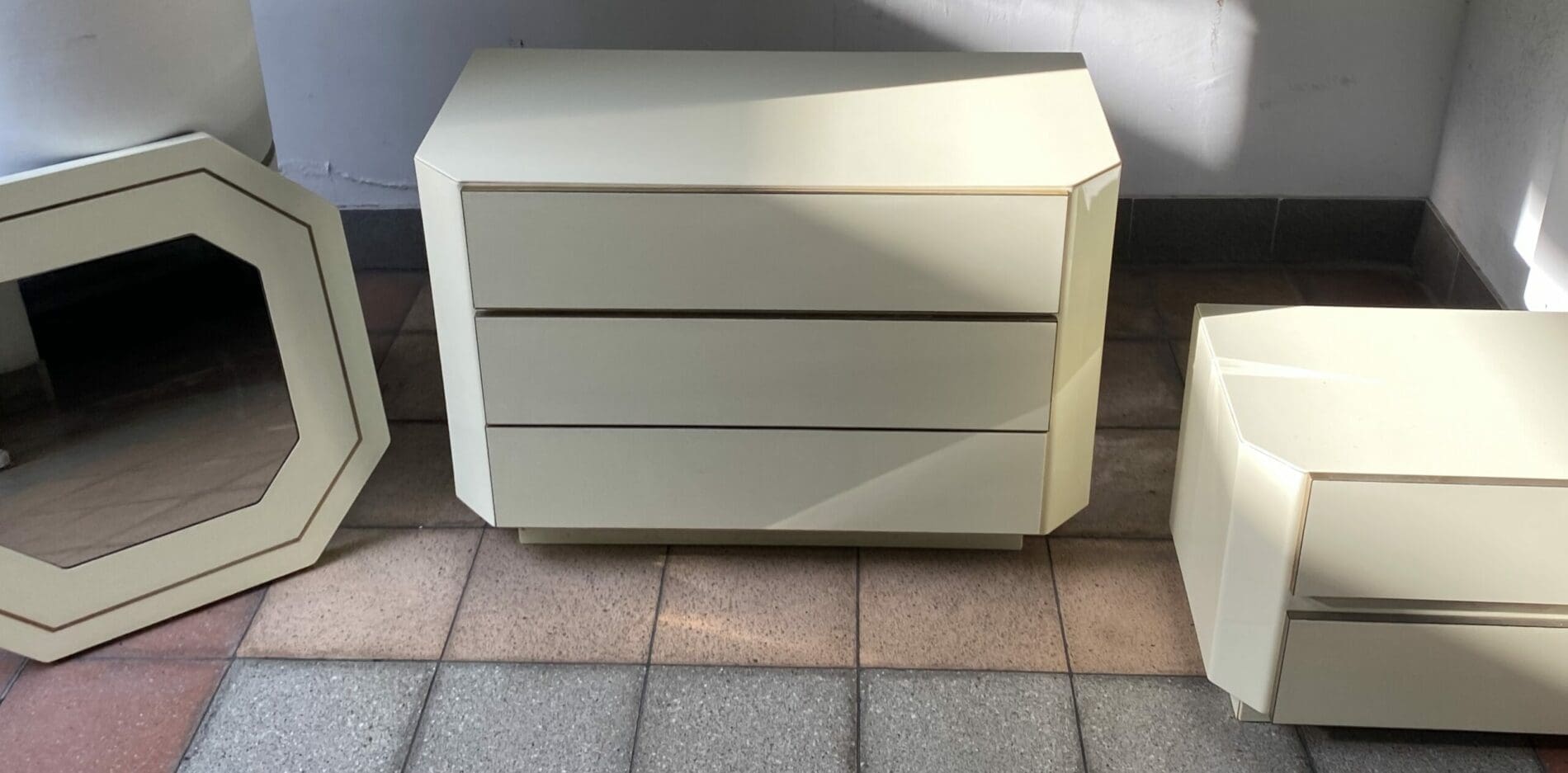 Ensemble commodes et miroir laqué années 1980