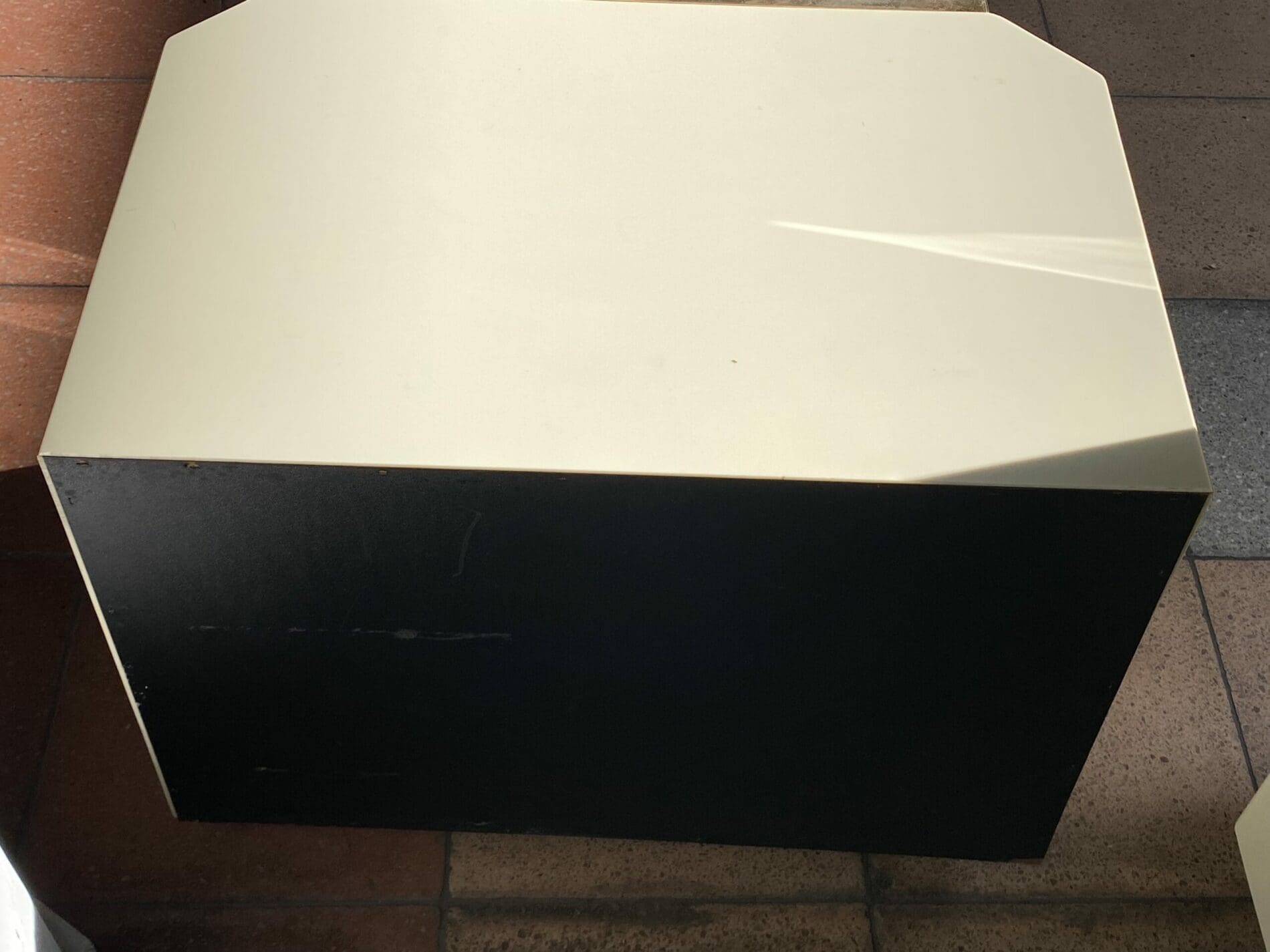 Ensemble commodes et miroir laqué années 1980