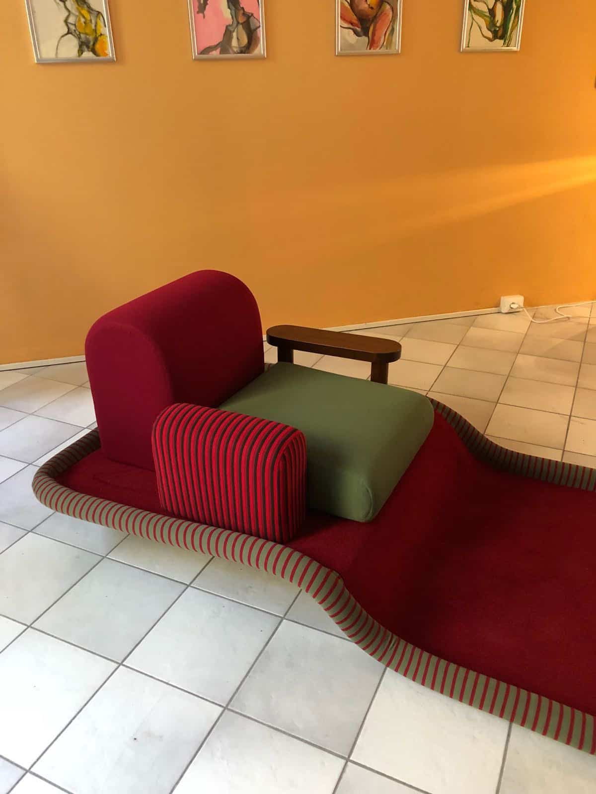 Ettore Sottsass – Fauteuil Tappeto Volante en velours, édition Bedding Brevetti