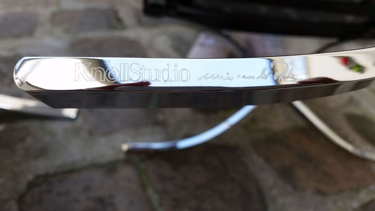 Fauteuil Barcelona avec Ottoman – Knoll – 2010 de Mies Van Der Rohe Cuir noir et acier chromé