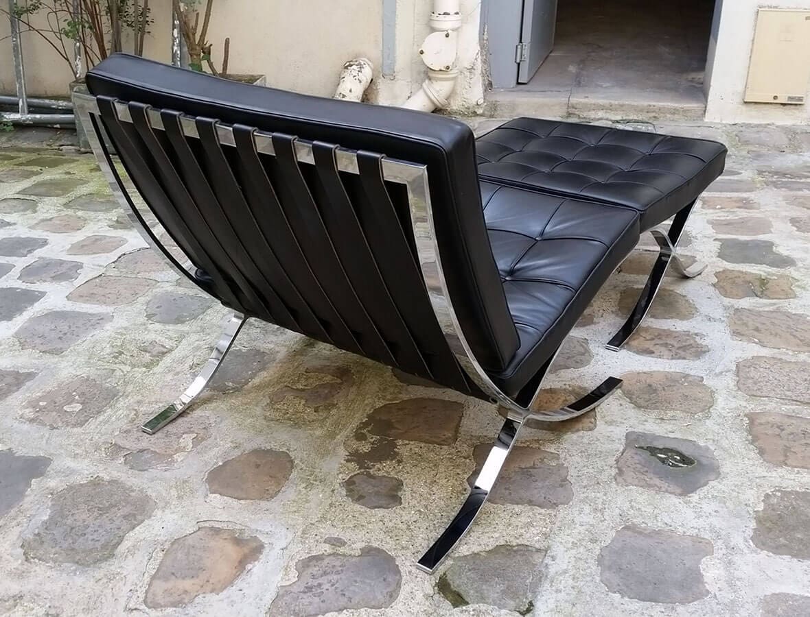 Fauteuil Barcelona avec Ottoman – Knoll – 2010 de Mies Van Der Rohe Cuir noir et acier chromé