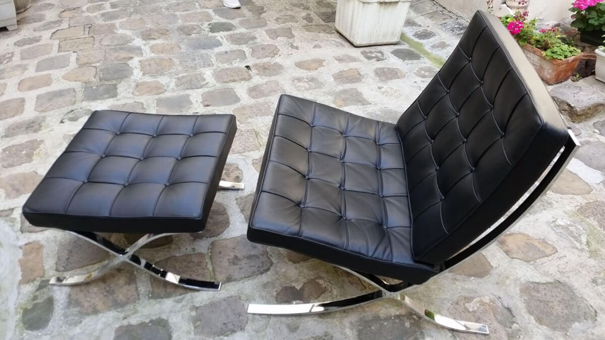 Fauteuil Barcelona avec Ottoman – Knoll – 2010 de Mies Van Der Rohe Cuir noir et acier chromé