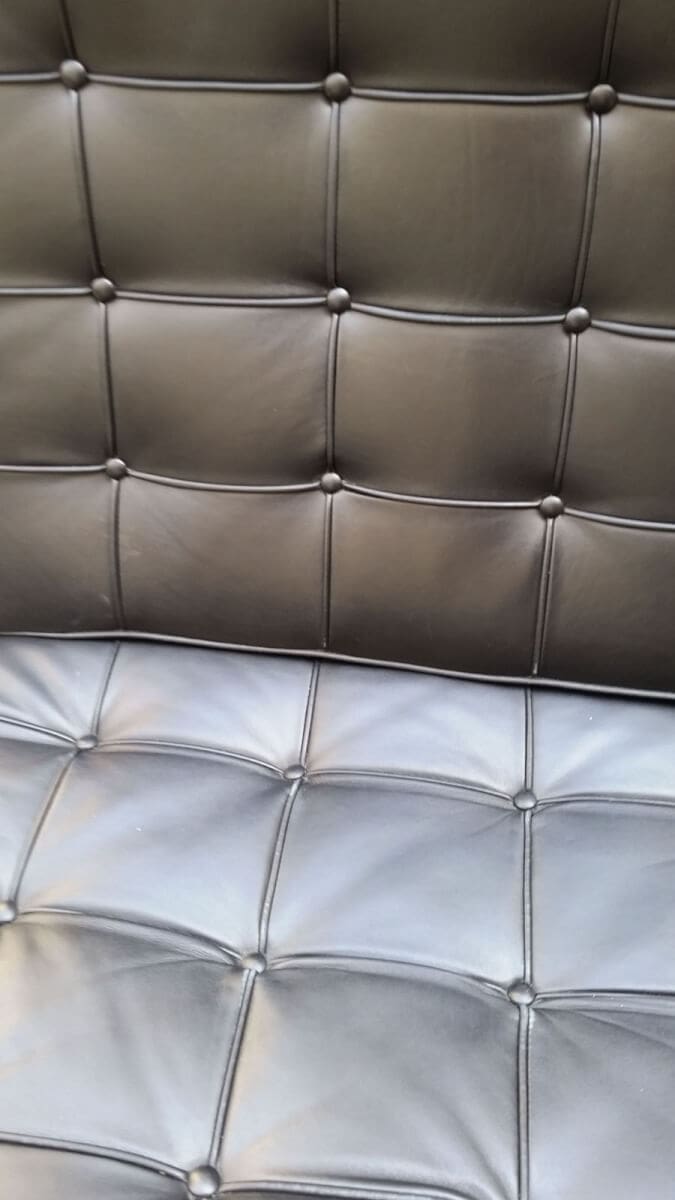 Fauteuil Barcelona avec Ottoman – Knoll – 2010 de Mies Van Der Rohe Cuir noir et acier chromé