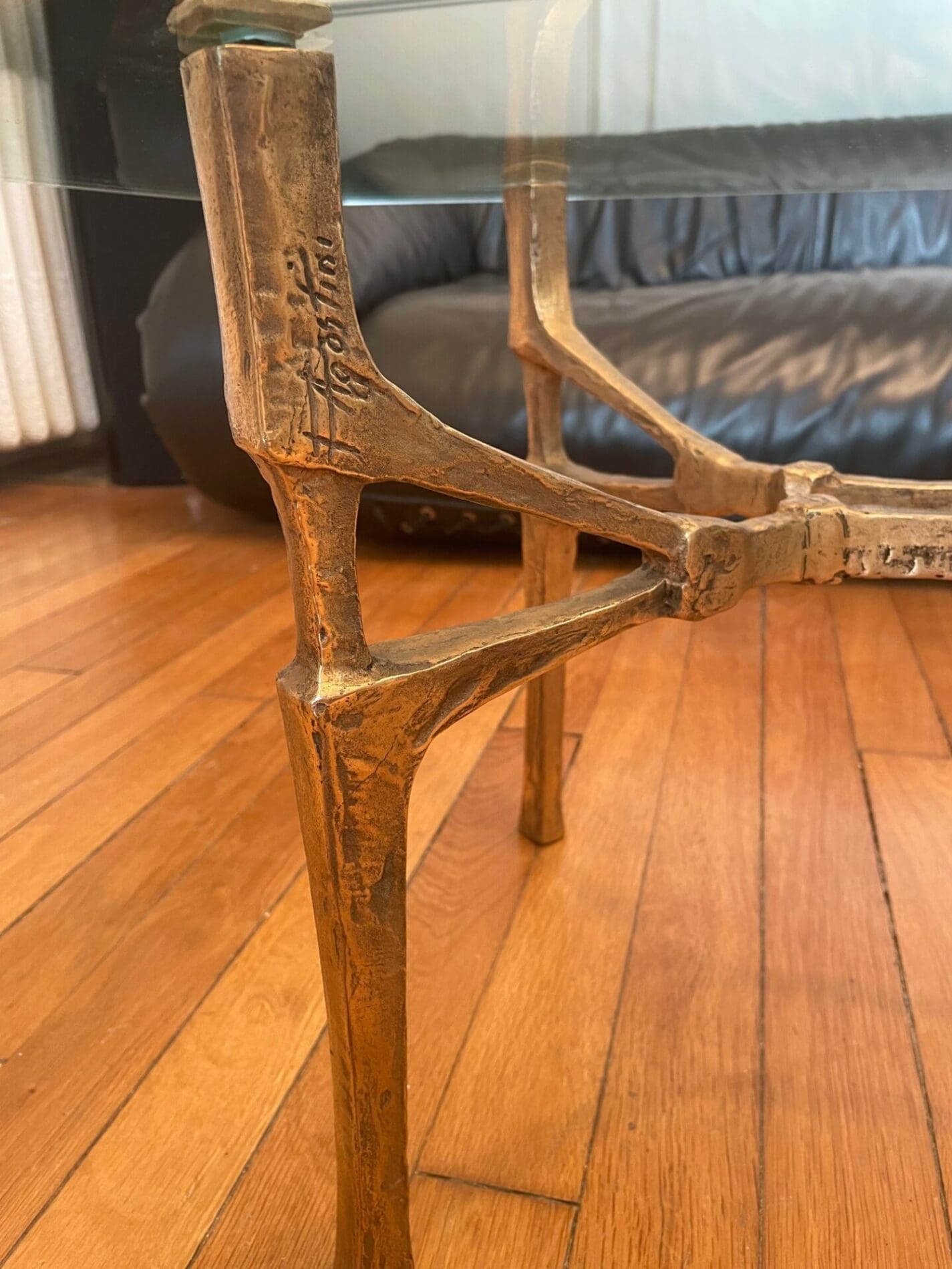 Félix Agostini – table basse originale « Quadrige » en bronze doré