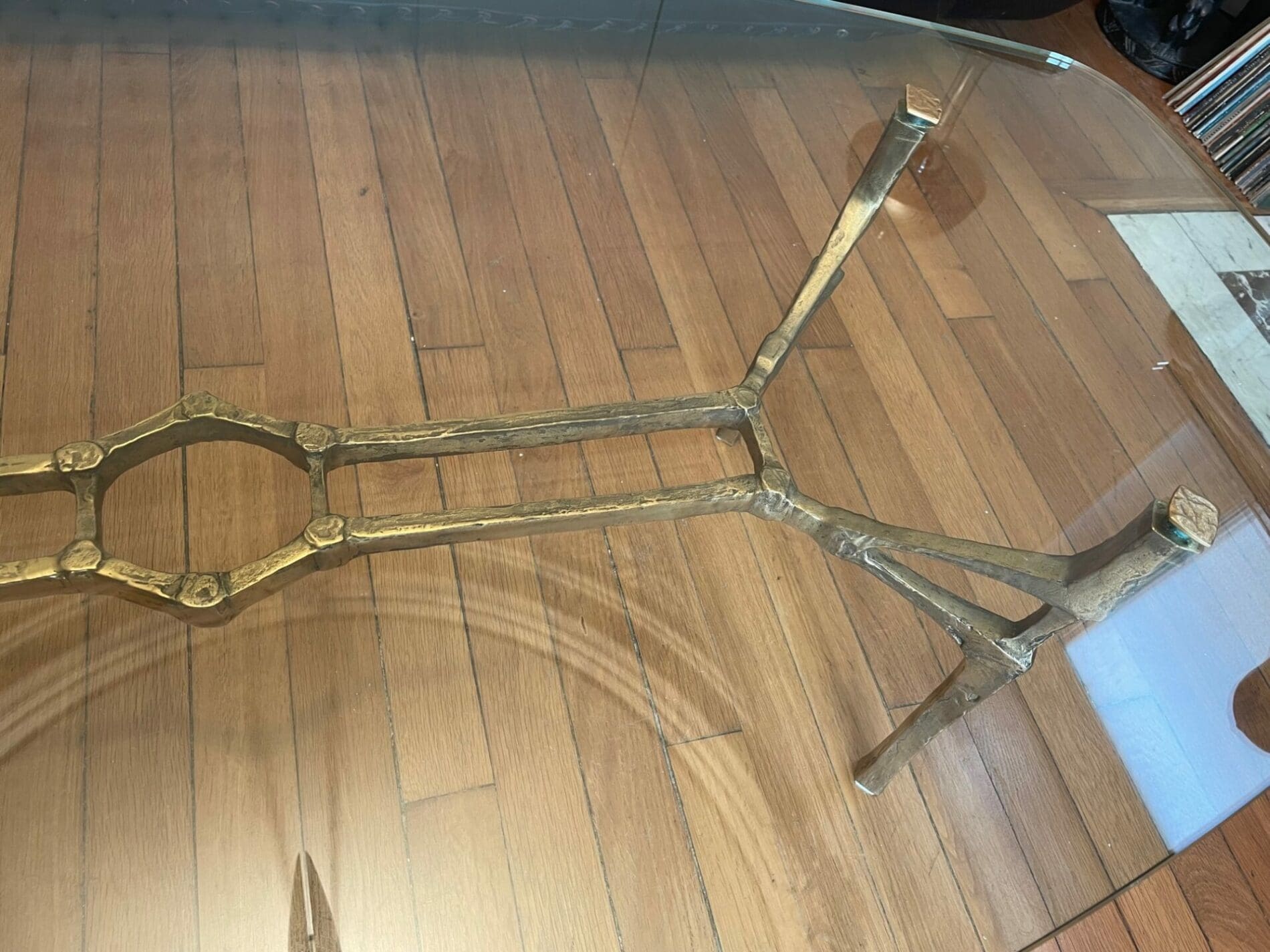 Félix Agostini – table basse originale « Quadrige » en bronze doré