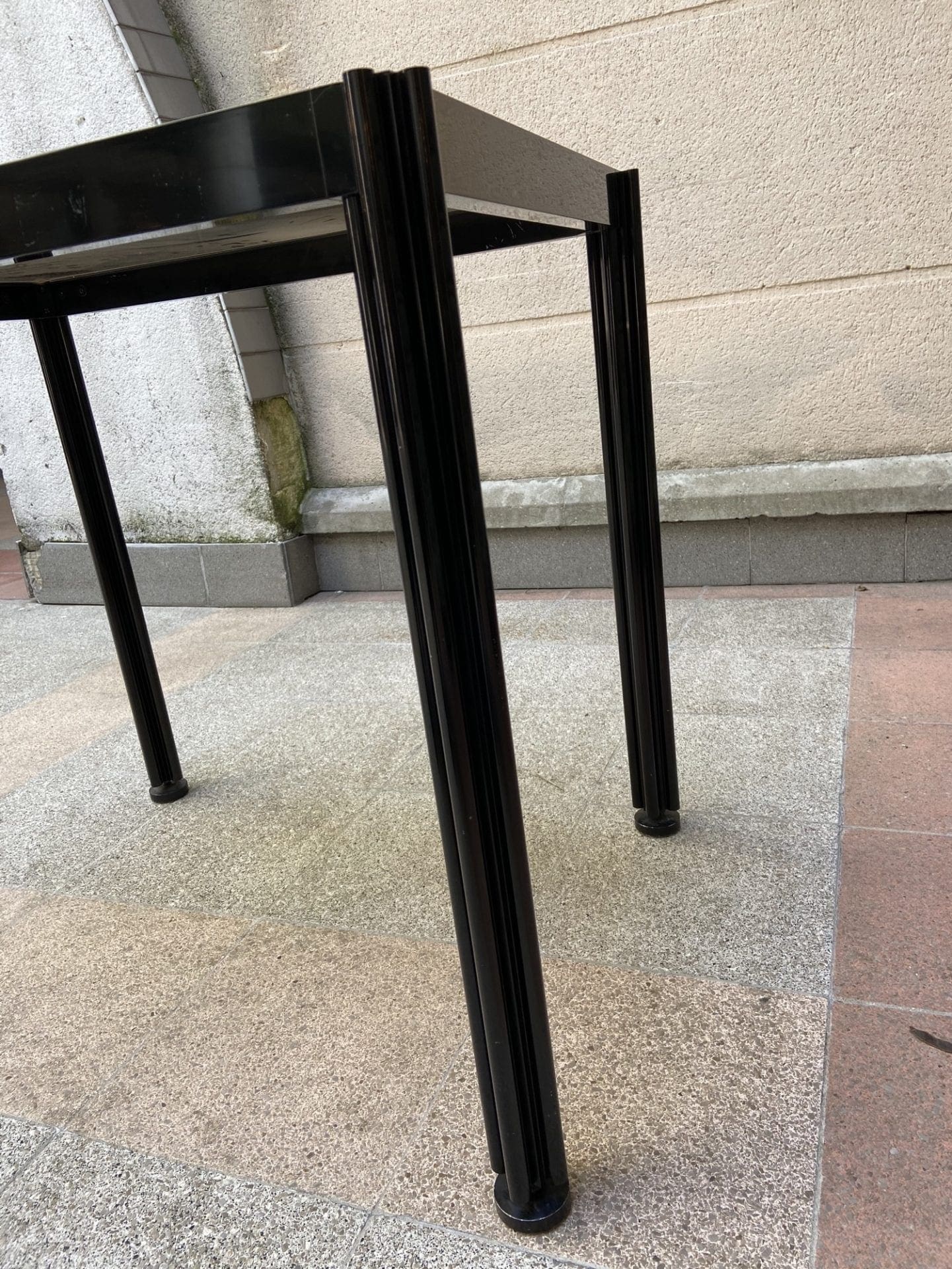 George Ciancimino – Table d&rsquo;appoint verre fumé et métal