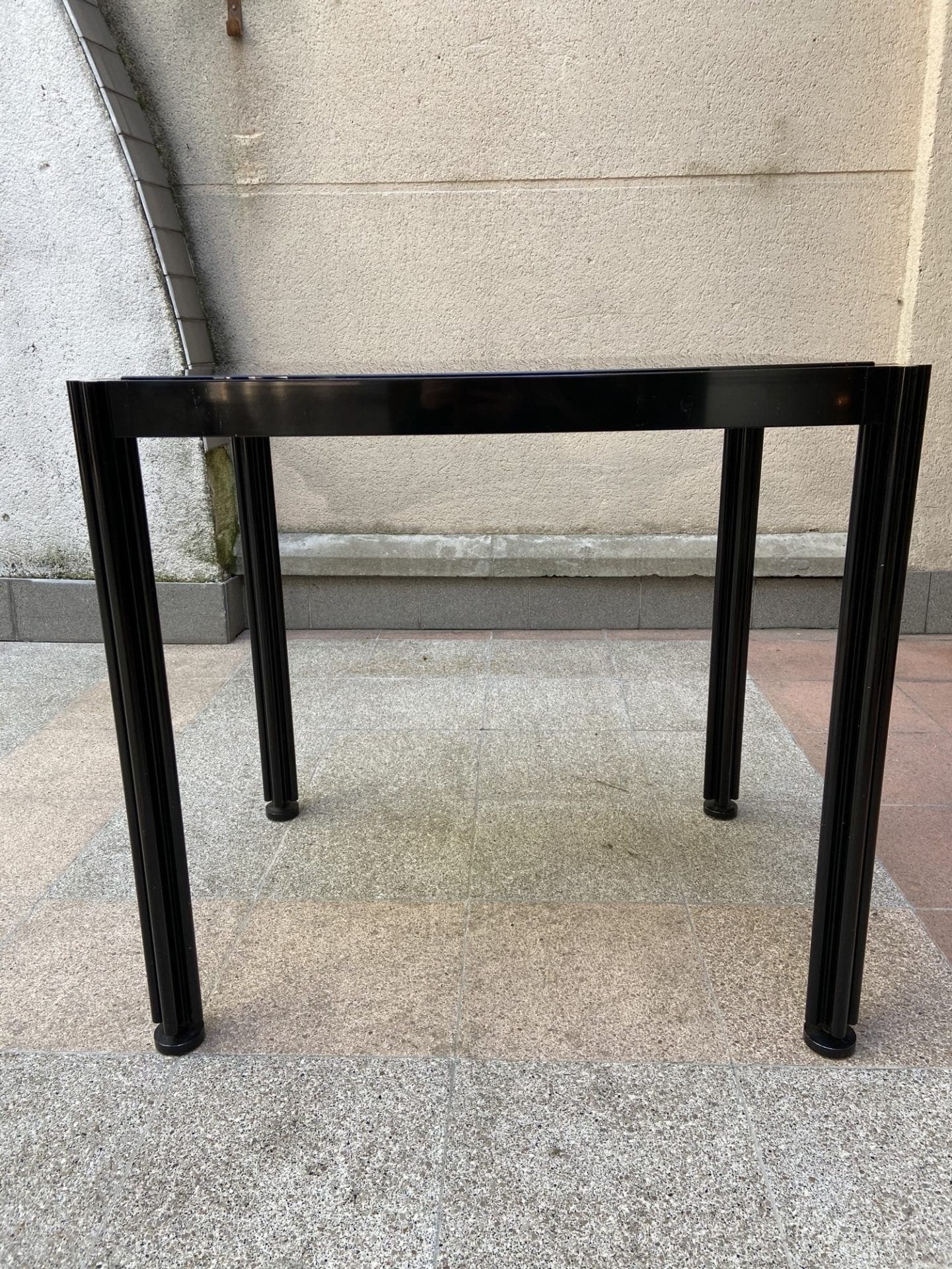 George Ciancimino – Table d&rsquo;appoint verre fumé et métal