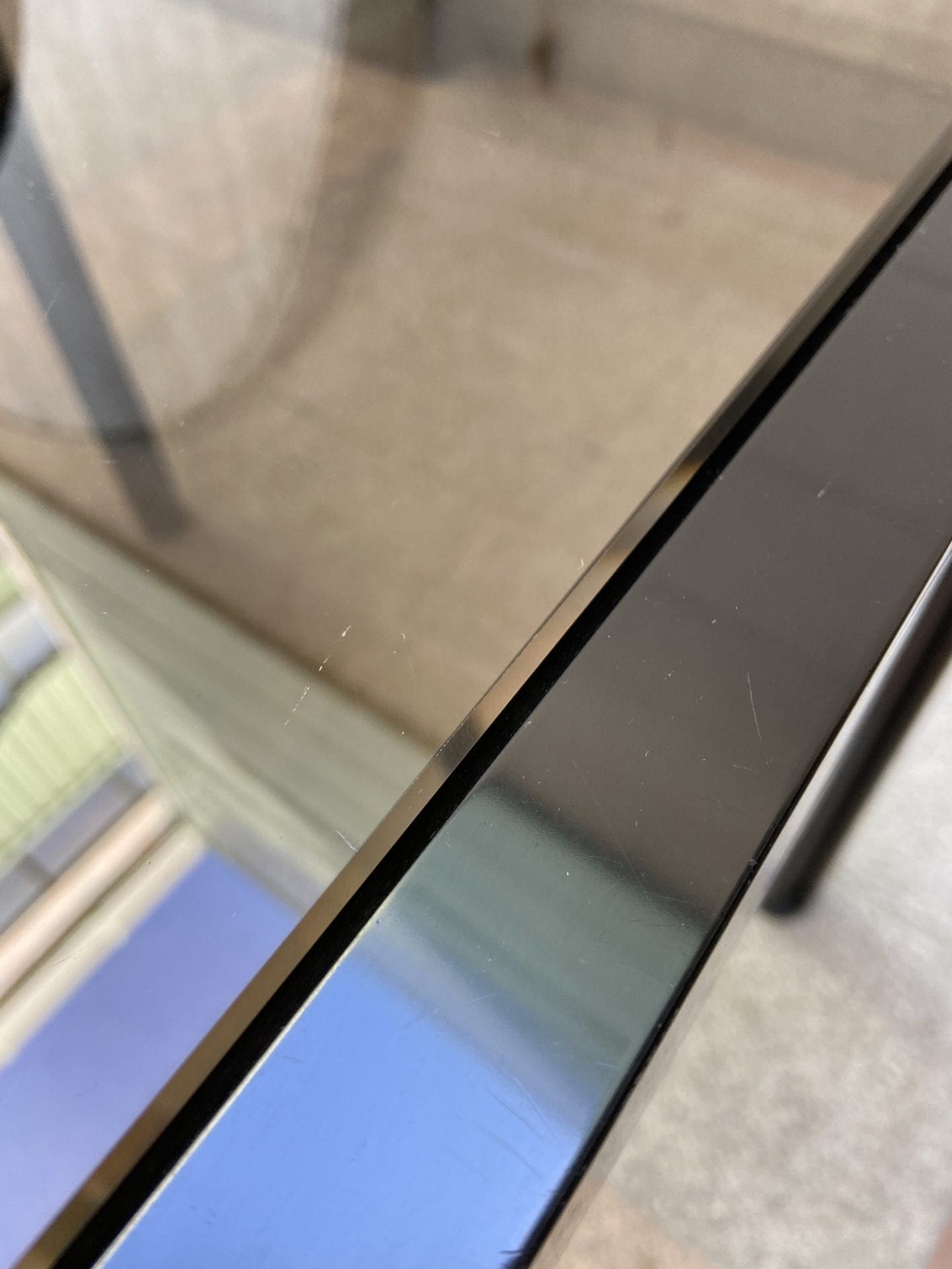 George Ciancimino – Table d&rsquo;appoint verre fumé et métal