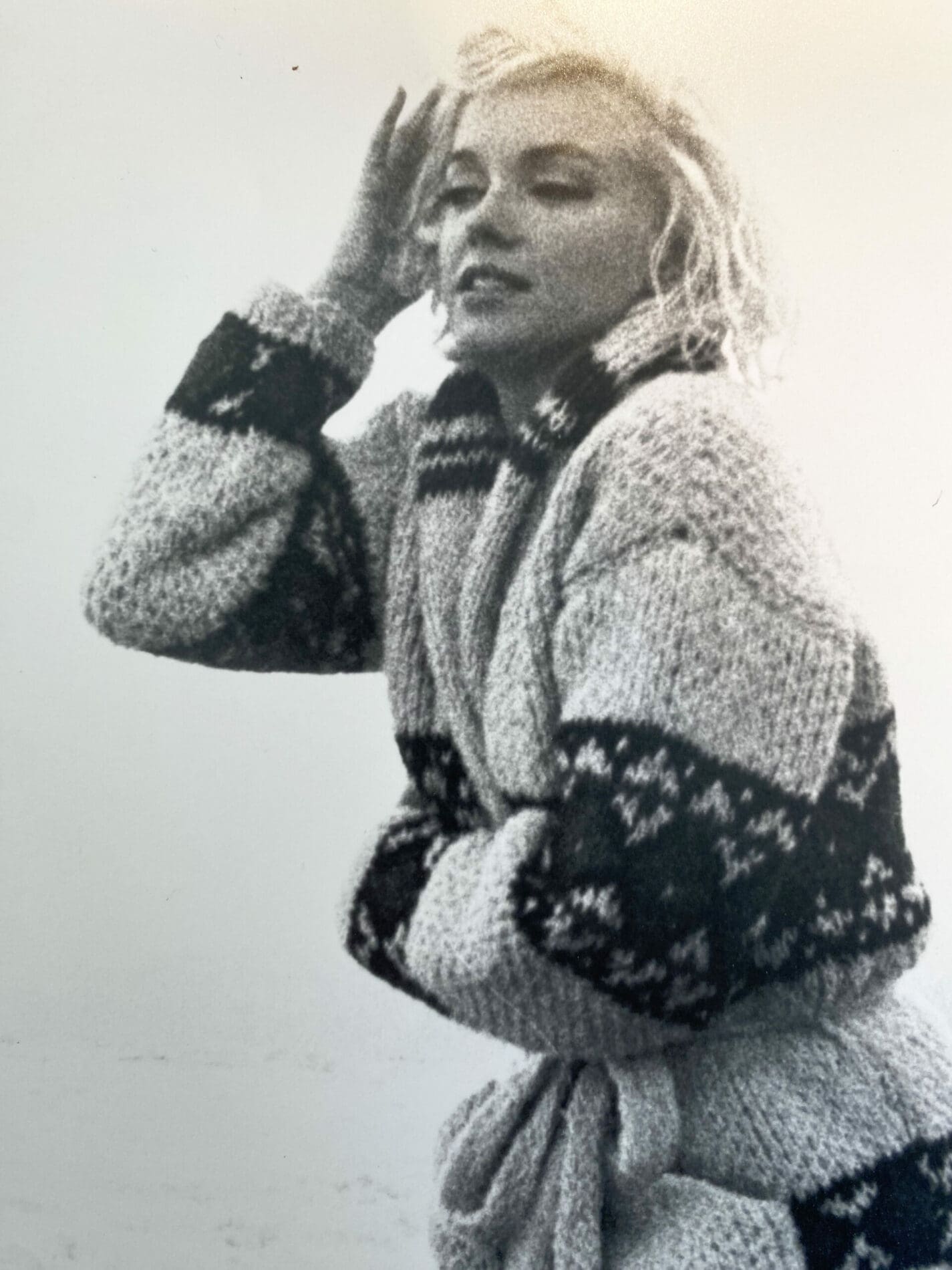 Georges Barris – Photographie de Marilyn Monroe, les pieds dans l&rsquo;eau (1962)