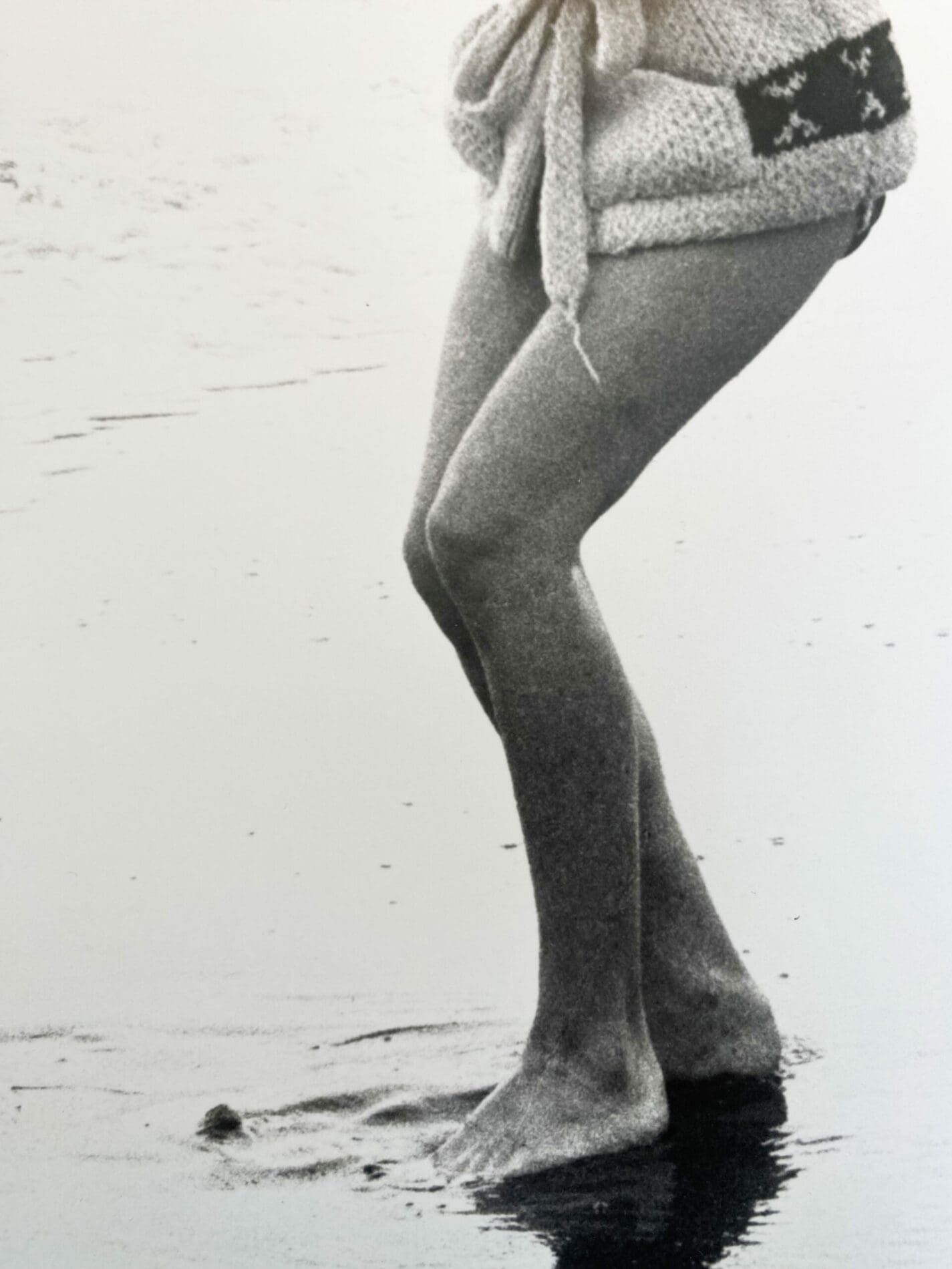 Georges Barris – Photographie de Marilyn Monroe, les pieds dans l&rsquo;eau (1962)