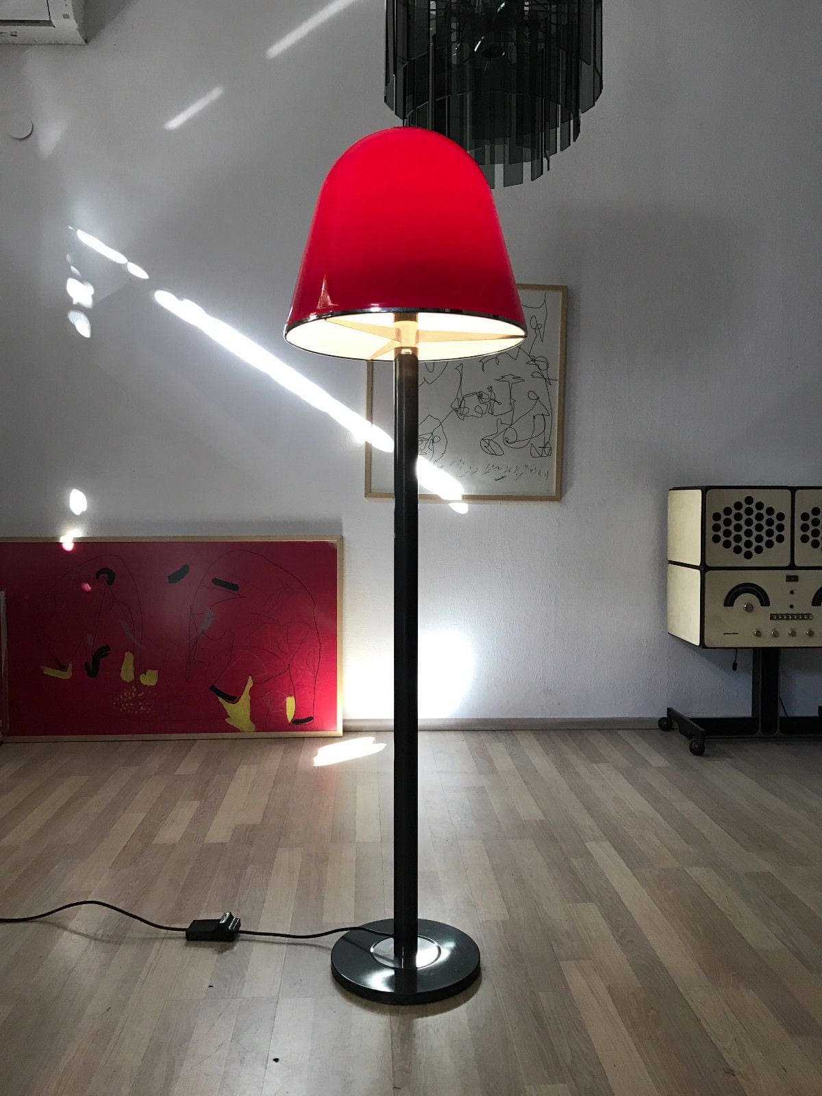 Lampadaire Harvey Guzzini – Plexiglas et métal (1970-80)