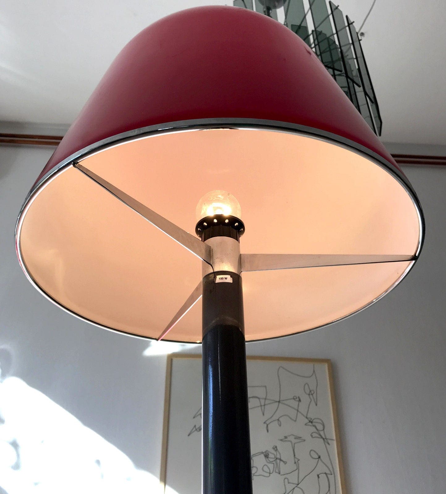 Lampadaire Harvey Guzzini – Plexiglas et métal (1970-80)