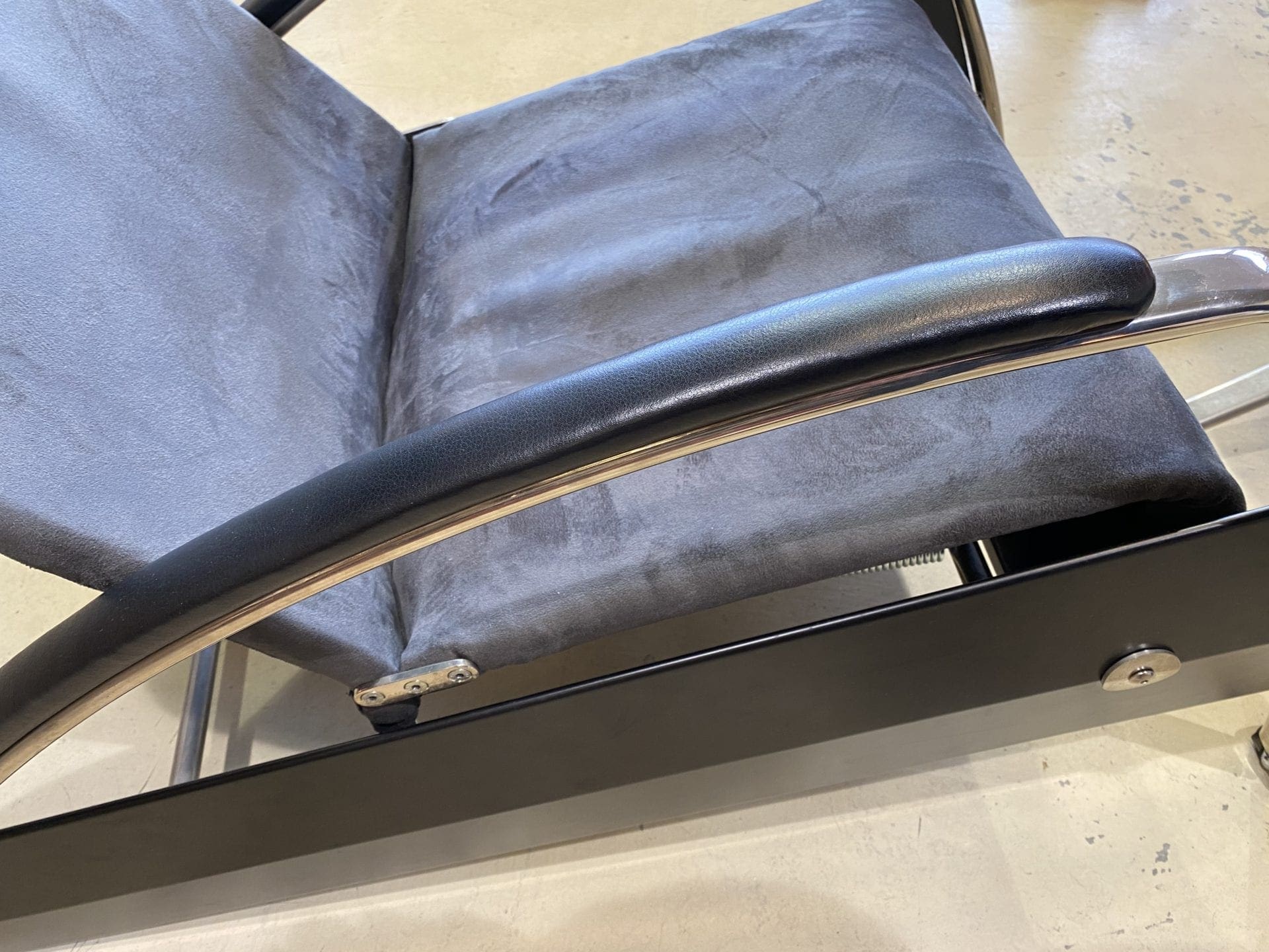 Jean Prouvé – Fauteuil Grand Repos avec repose-pieds