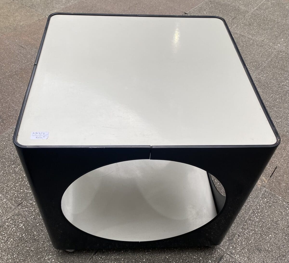 Joe Colombo ( Dans le goût ) – Table d&rsquo;appoint bar cube