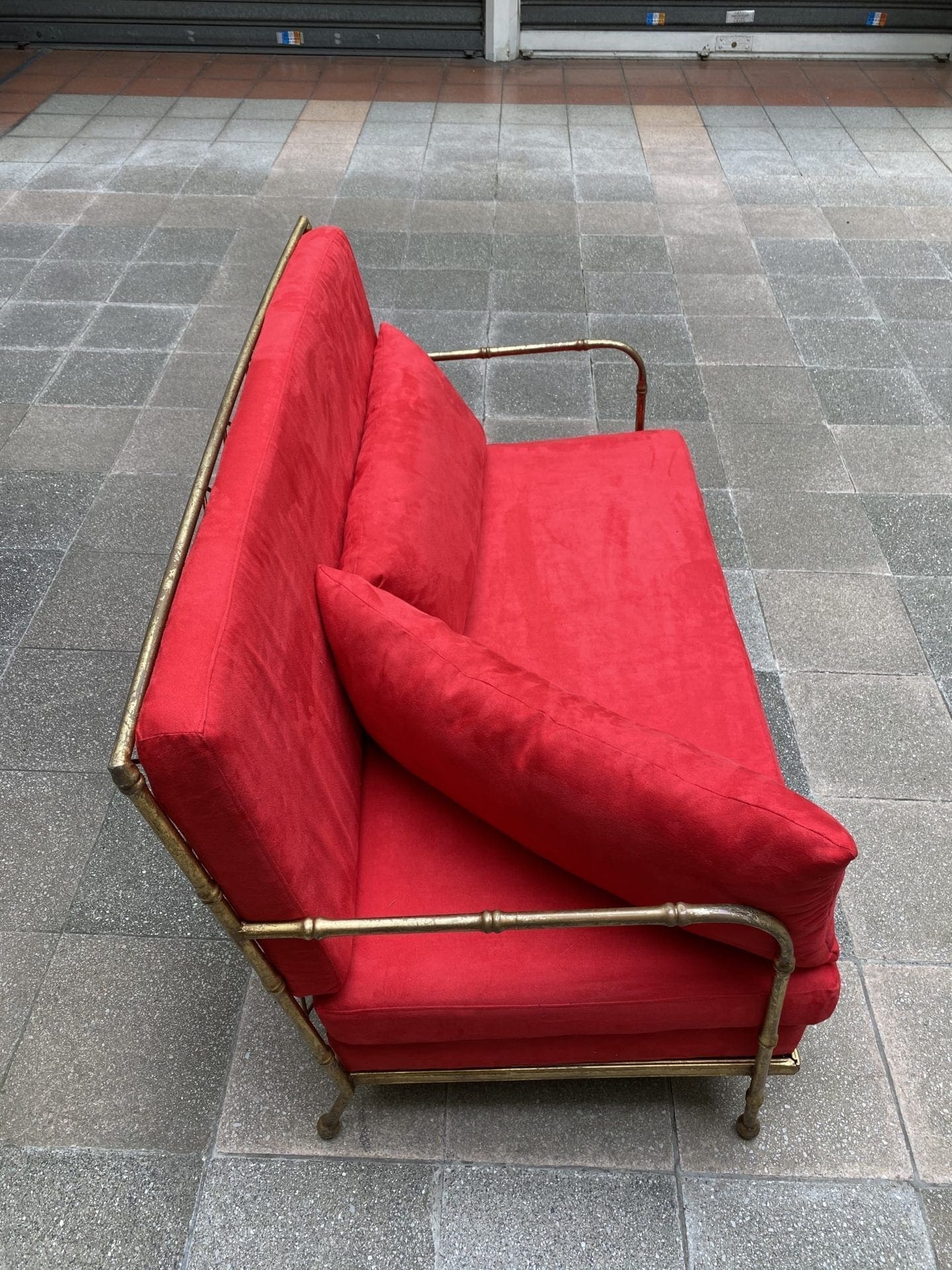 Canapé années 1980, motifs bambou métal vieil or et alcantara