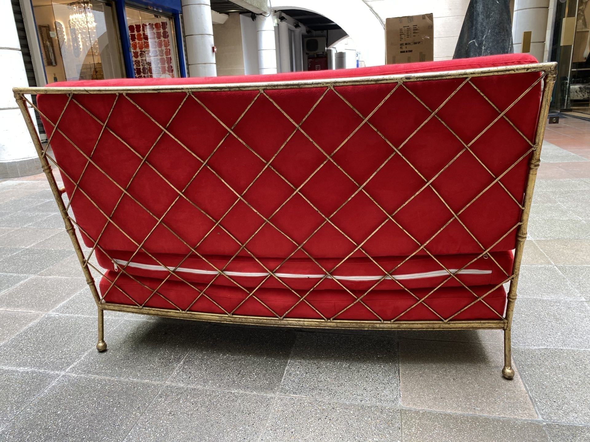 Canapé années 1980, motifs bambou métal vieil or et alcantara