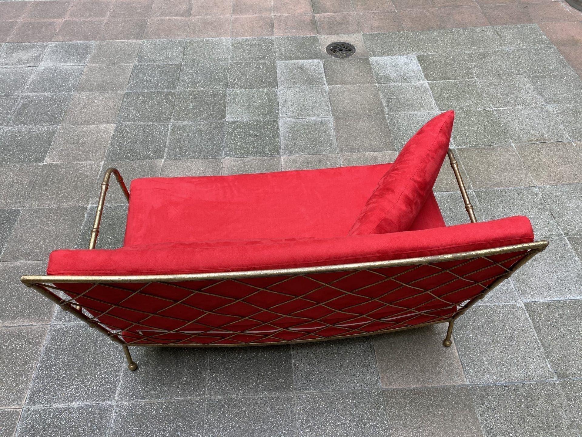 Canapé années 1980, motifs bambou métal vieil or et alcantara