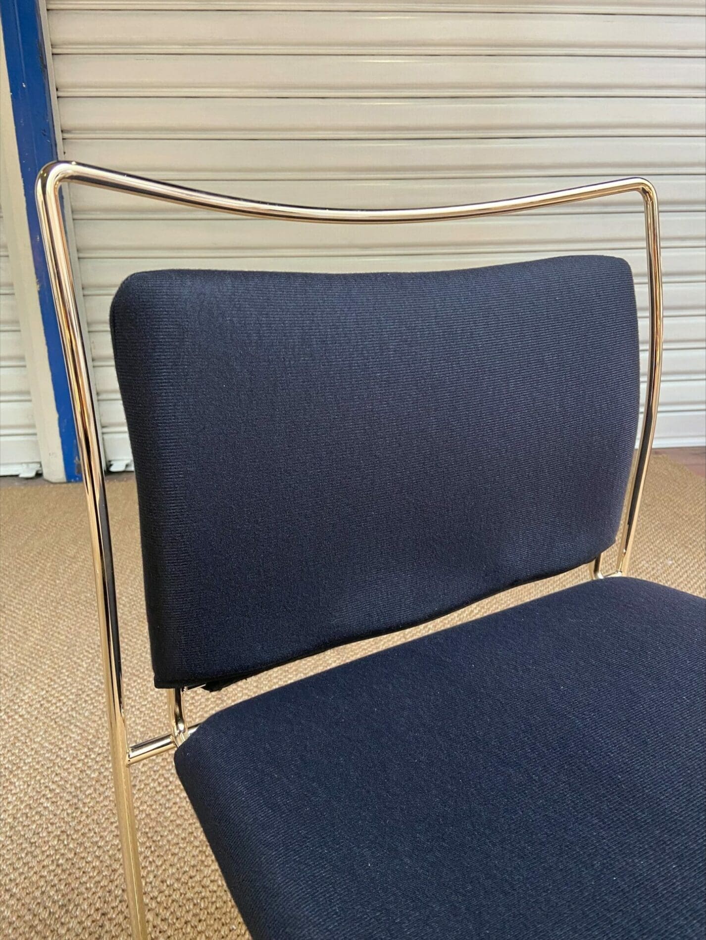 Kazuhide Takahama – Chaise Tulu dorée