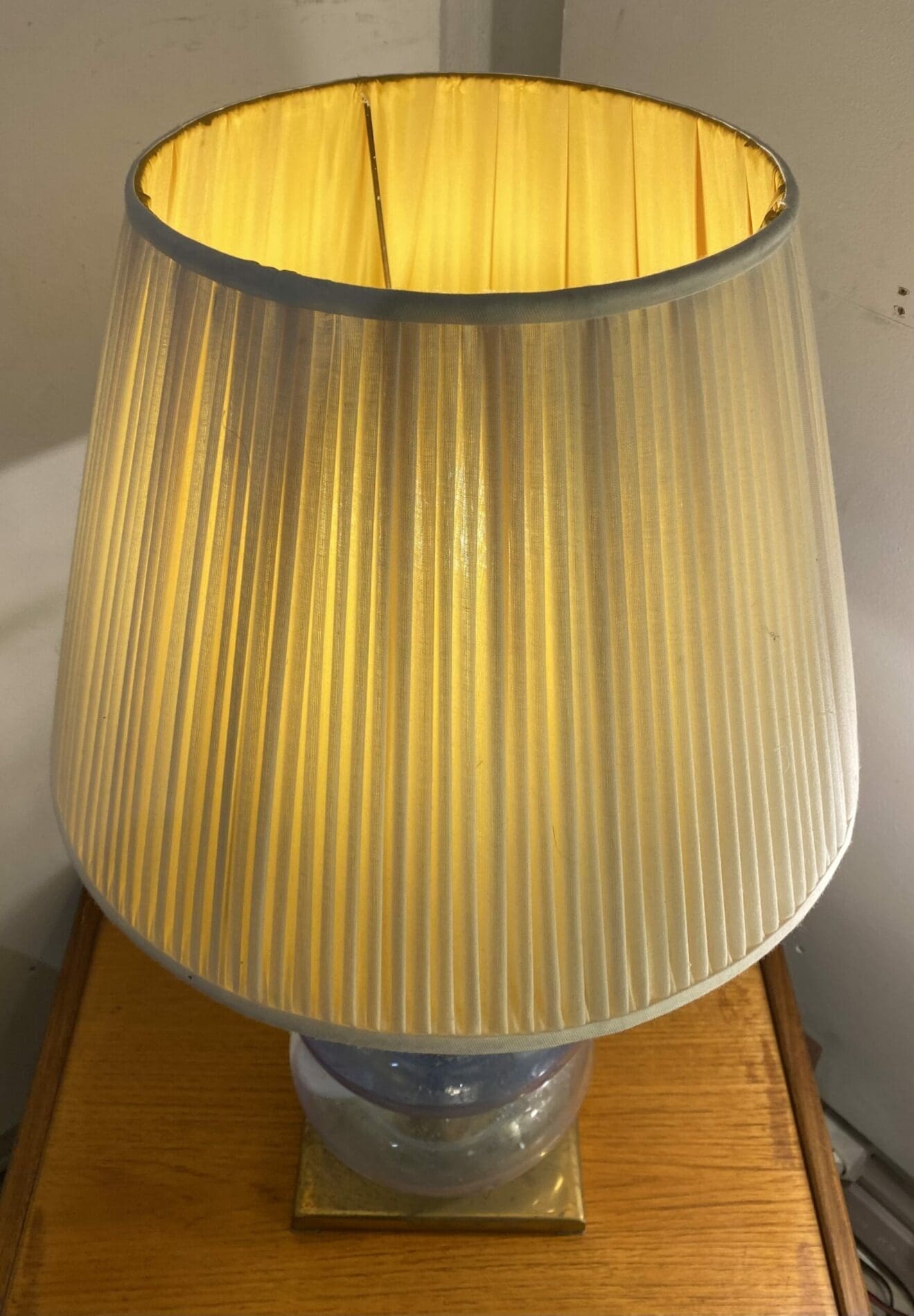 Lampe en verre de Murano et pied en laiton, circa 1980