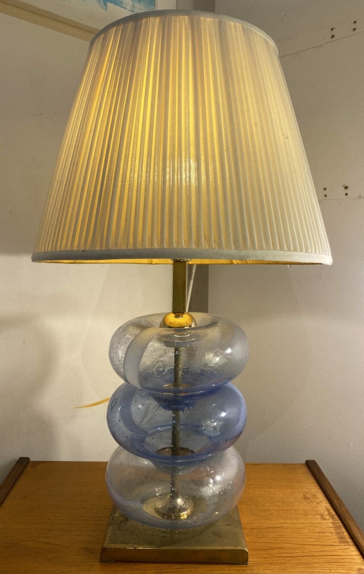 Lampe en verre de Murano et pied en laiton, circa 1980