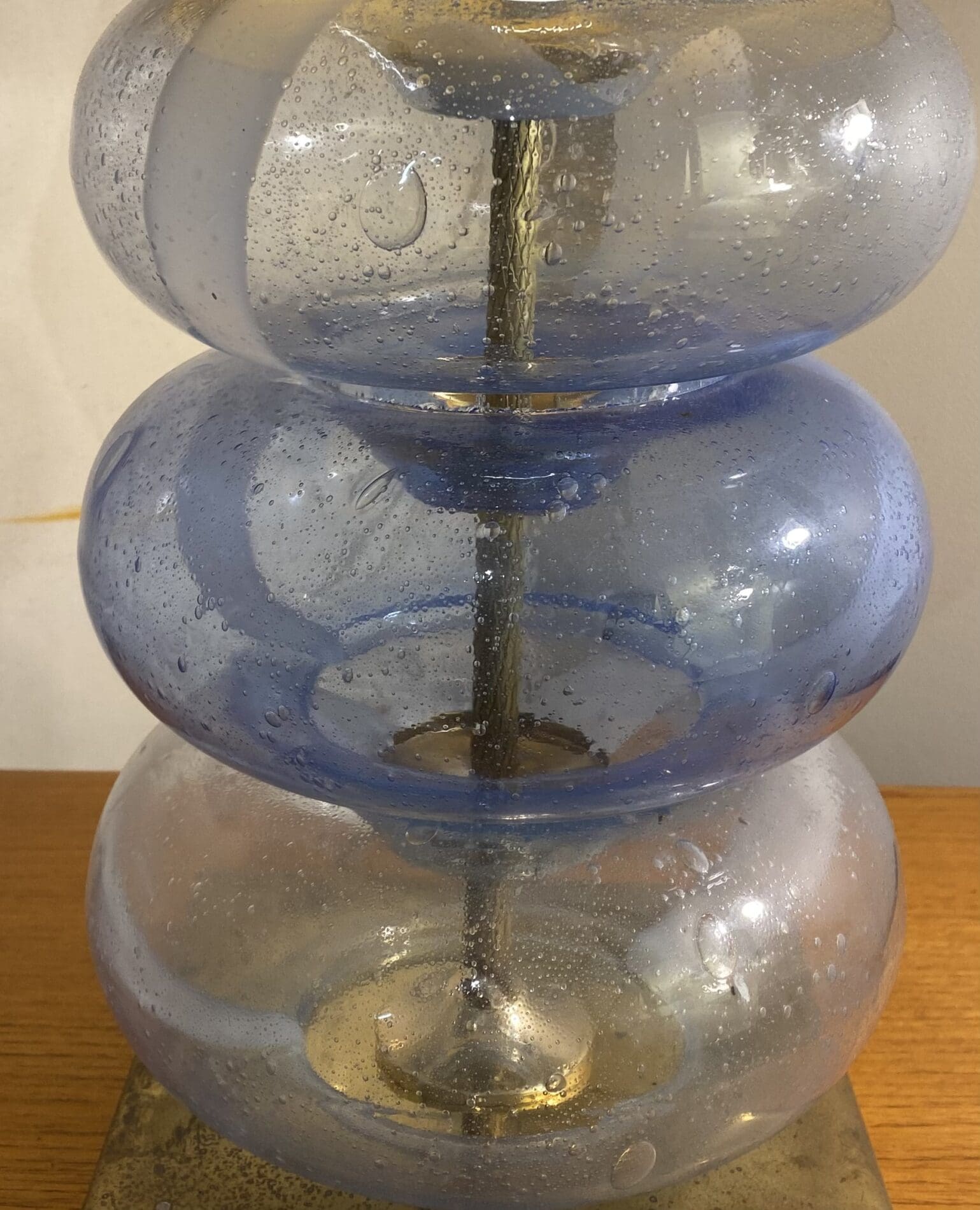 Lampe en verre de Murano et pied en laiton, circa 1980