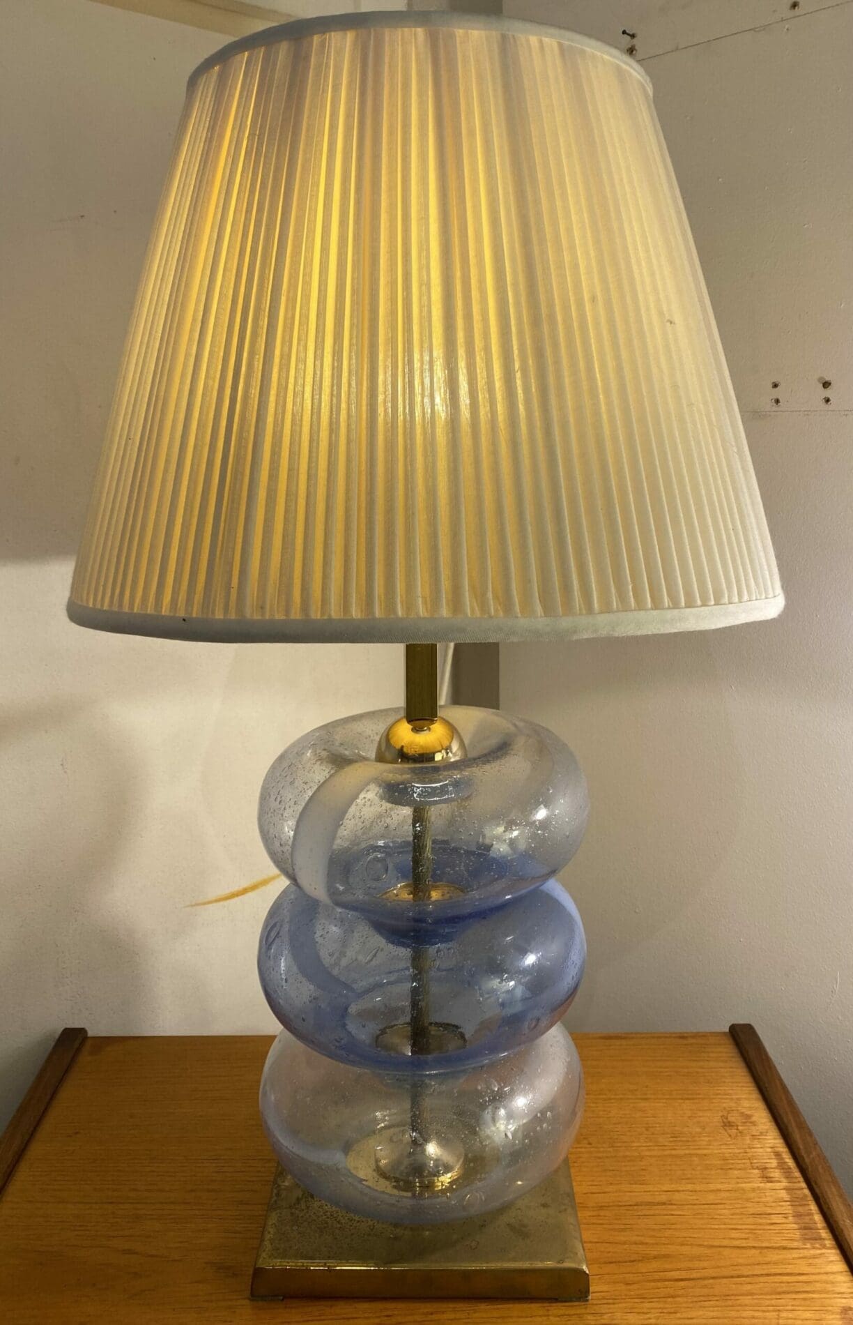 Lampe en verre de Murano et pied en laiton, circa 1980