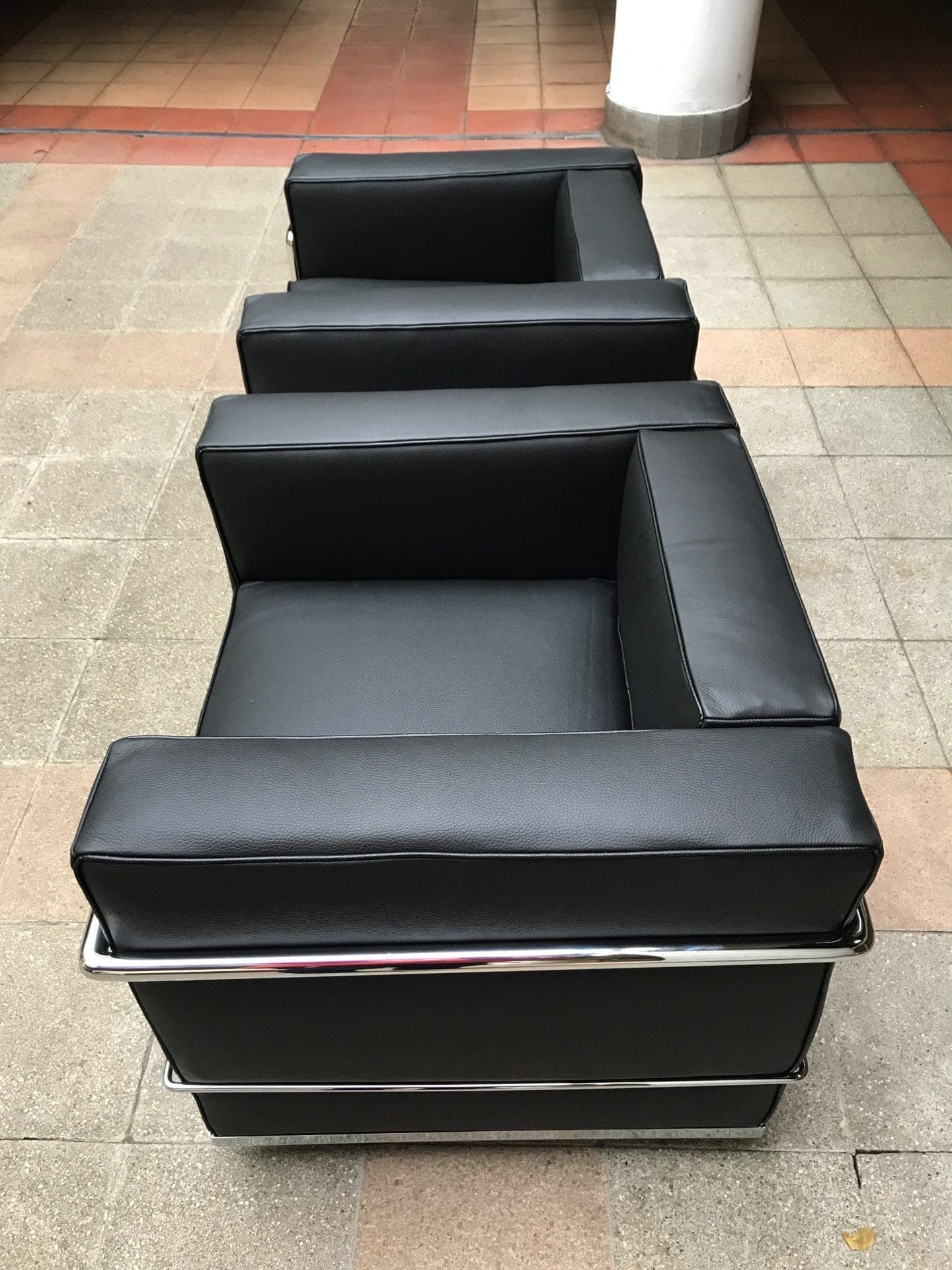 Le Corbusier/ Charlotte Perriand – Paire de Fauteuils LC2