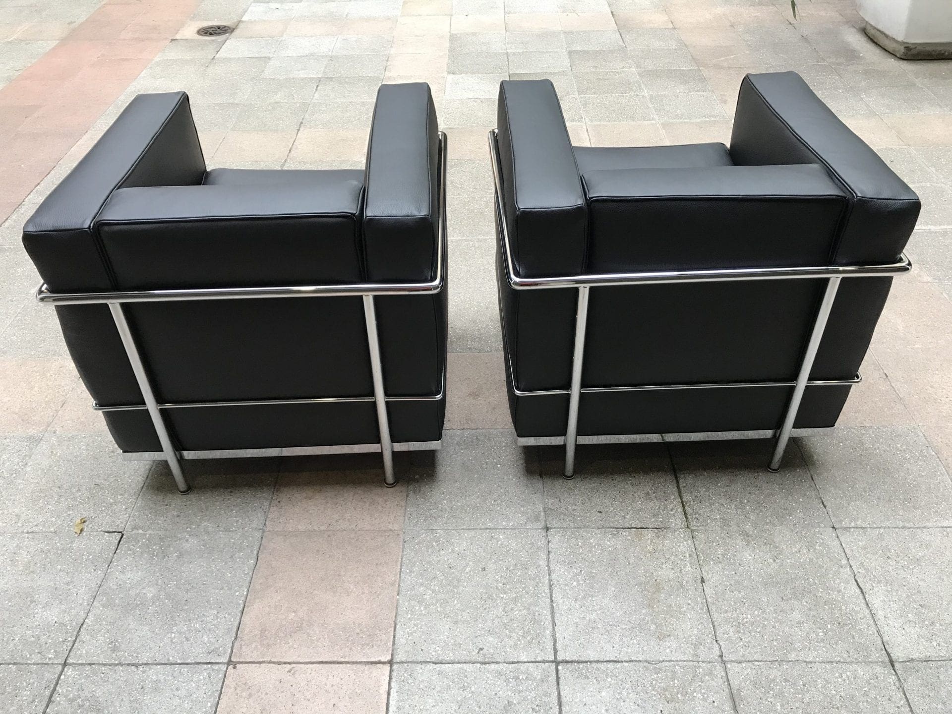 Le Corbusier/ Charlotte Perriand – Paire de Fauteuils LC2