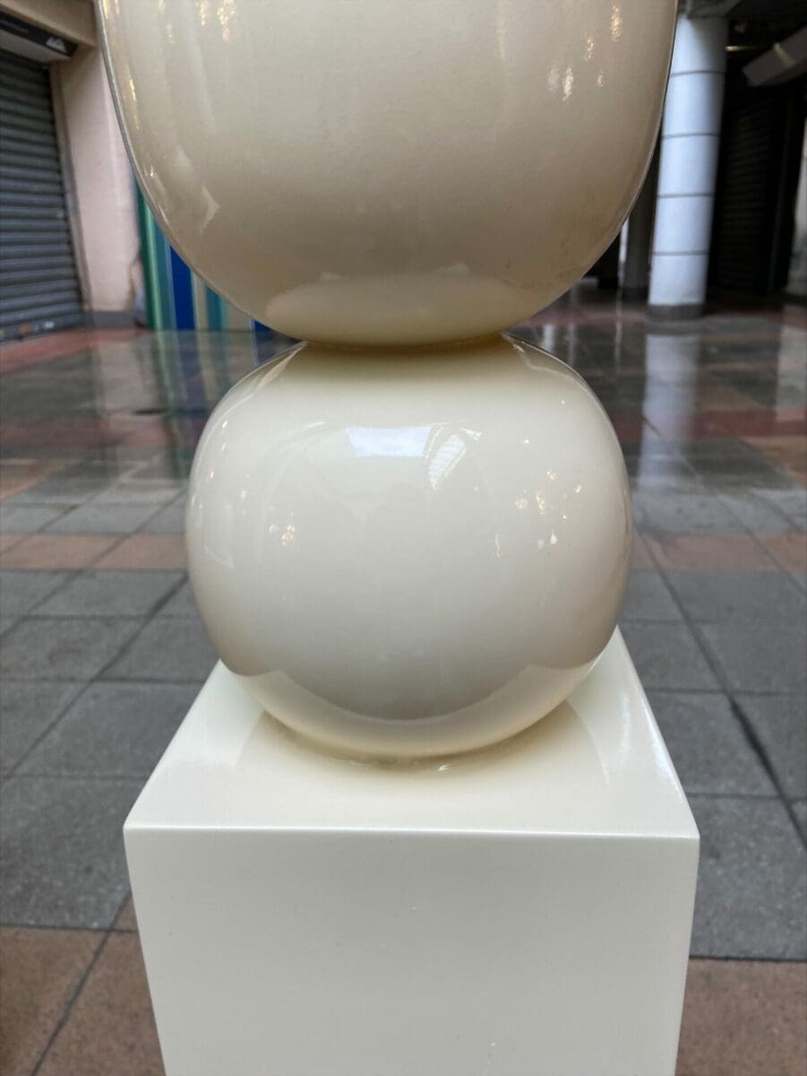 Paire de colonnes vase en bois laqué beige, circa 1980