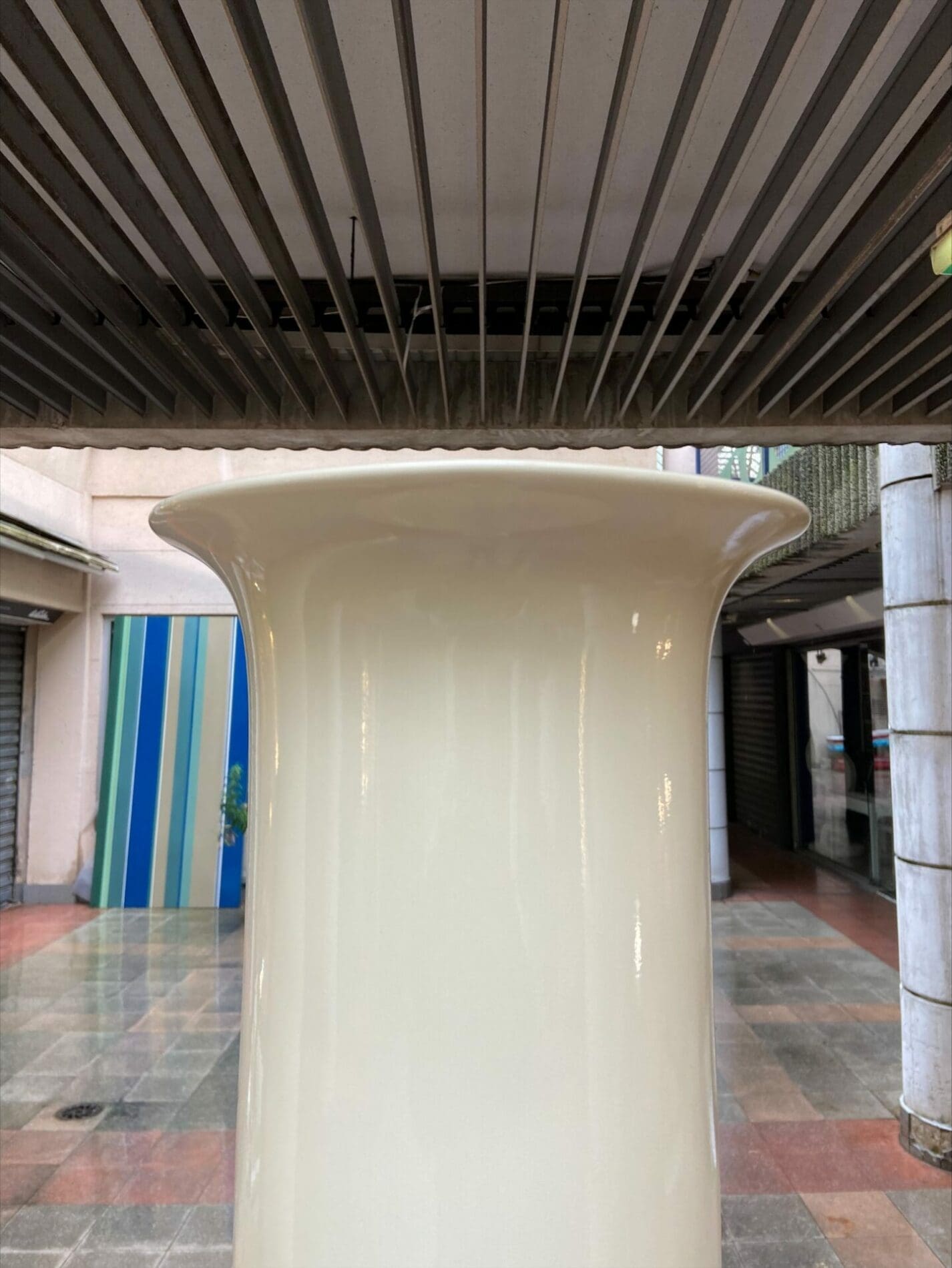 Paire de colonnes vase en bois laqué beige, circa 1980