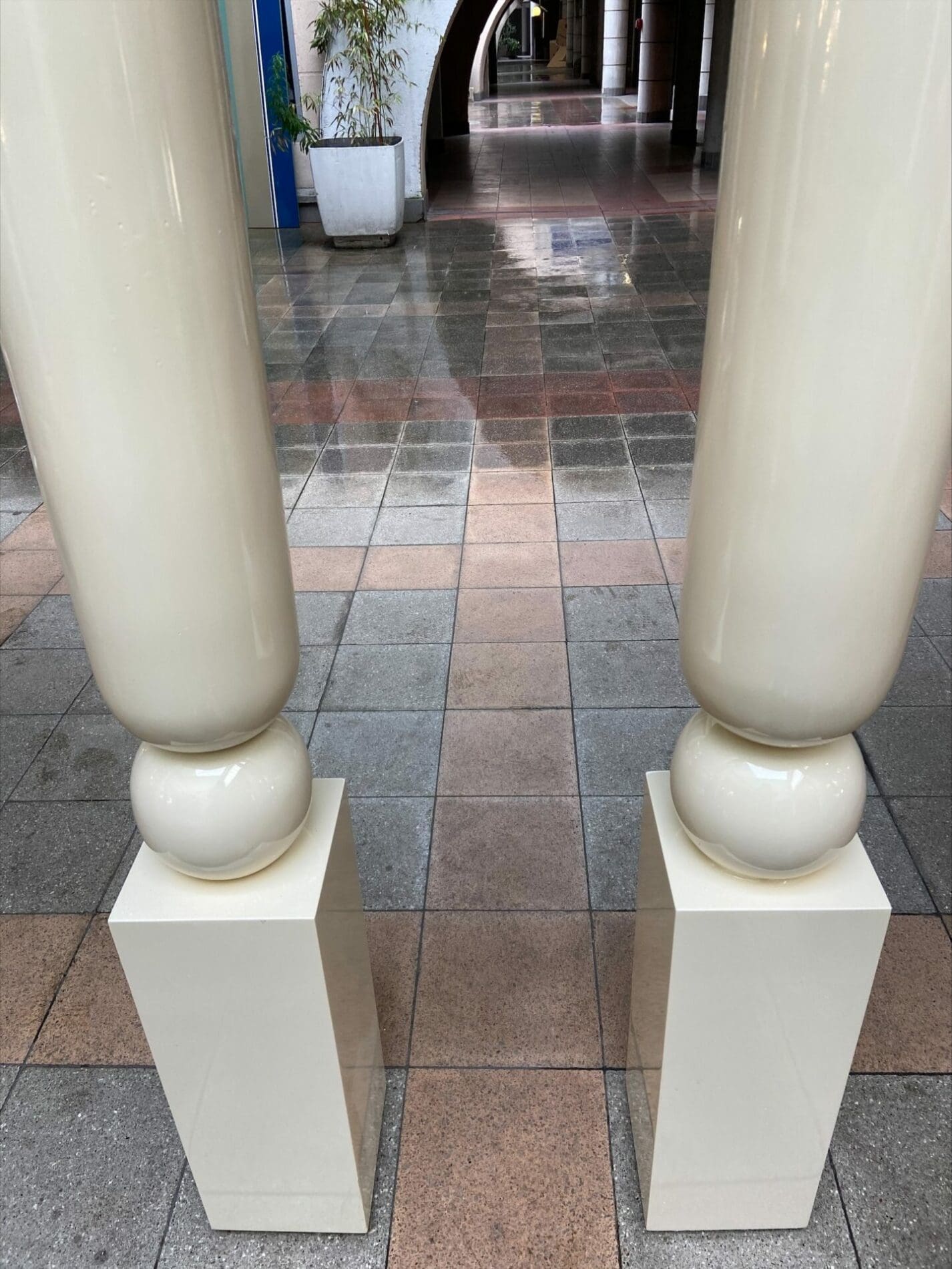 Paire de colonnes vase en bois laqué beige, circa 1980