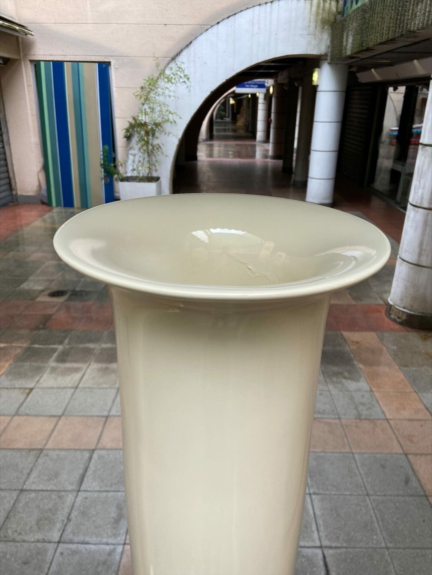 Paire de colonnes vase en bois laqué beige, circa 1980