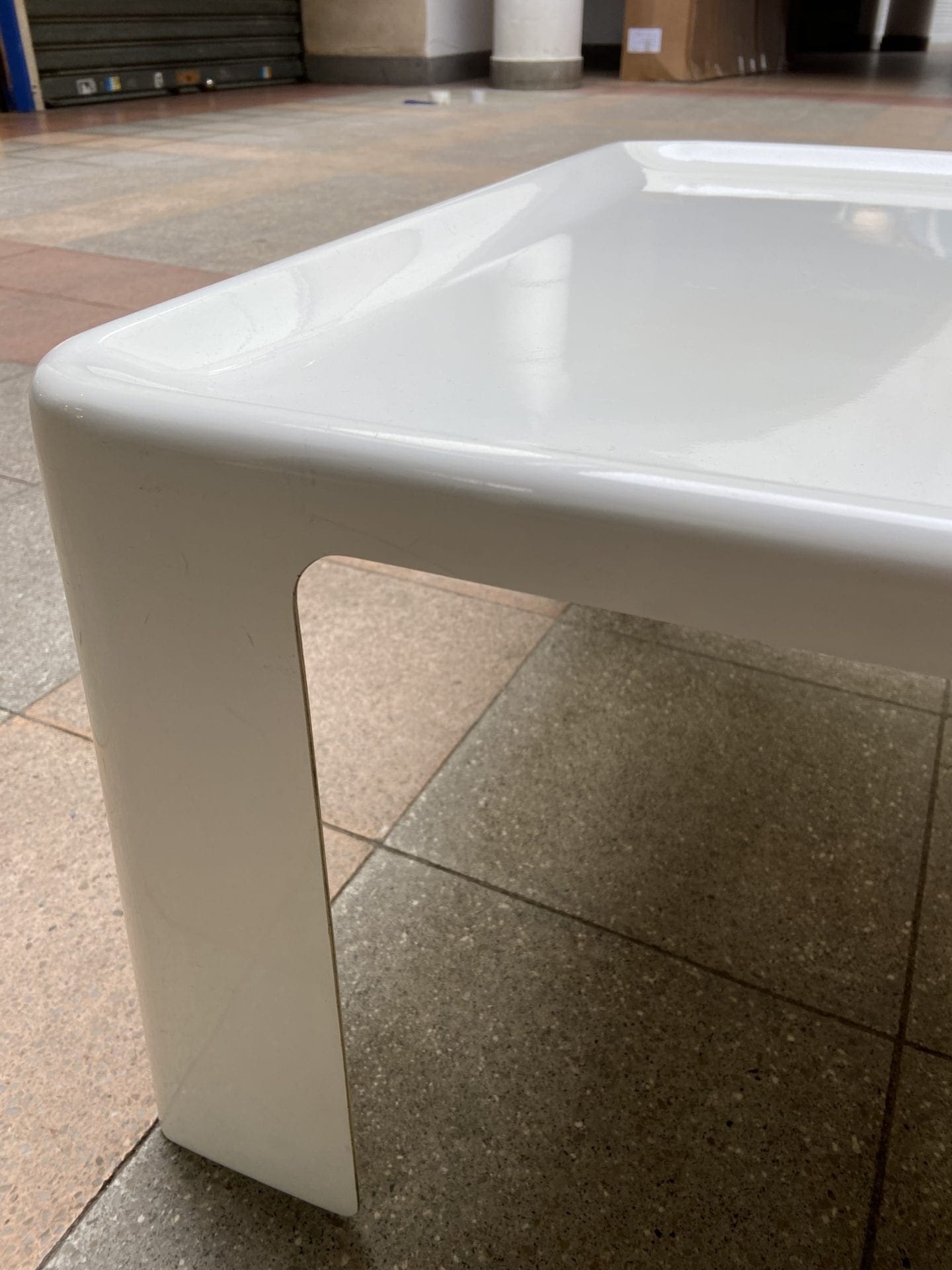 Mario Bellini – Table basse monocoque Amanta