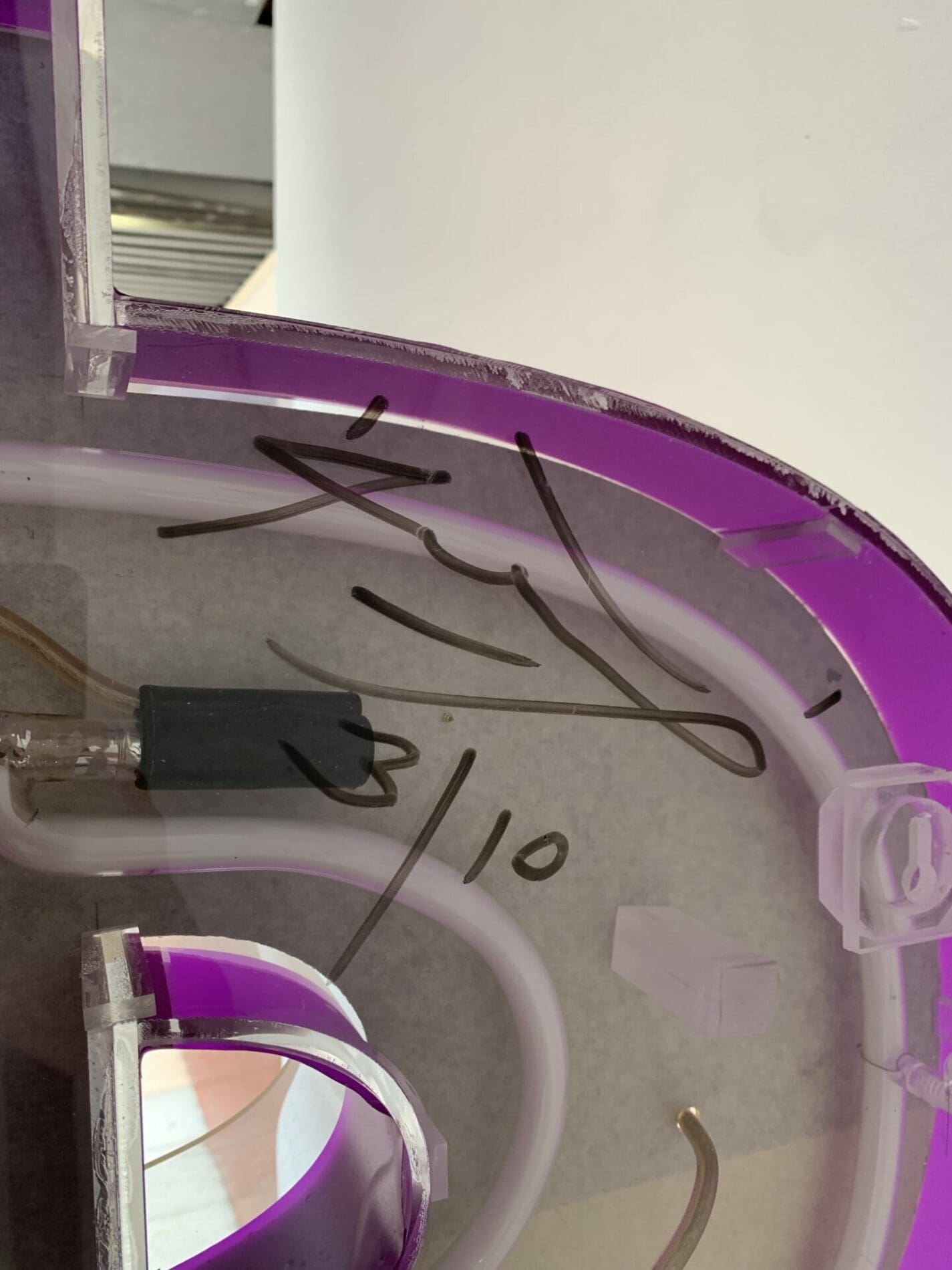 Maximilian Wiedemann – Lampe néon « It&rsquo;s all bling to me »