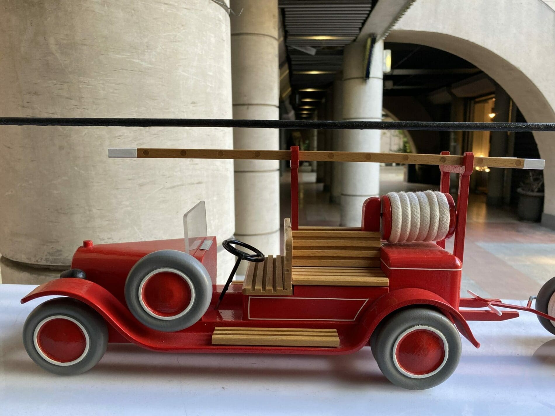 Michel Aroutcheff pour Vilac – Camion de pompiers