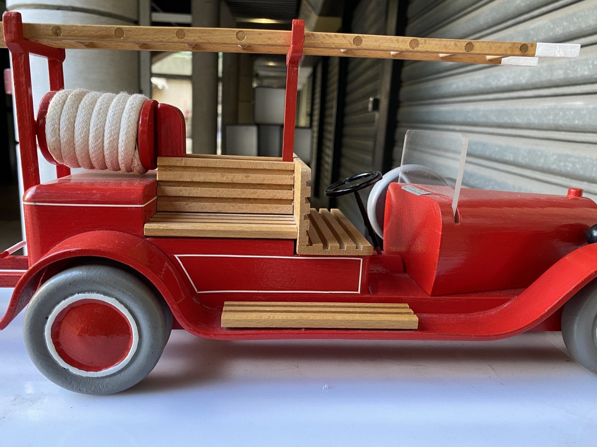 Michel Aroutcheff pour Vilac – Camion de pompiers