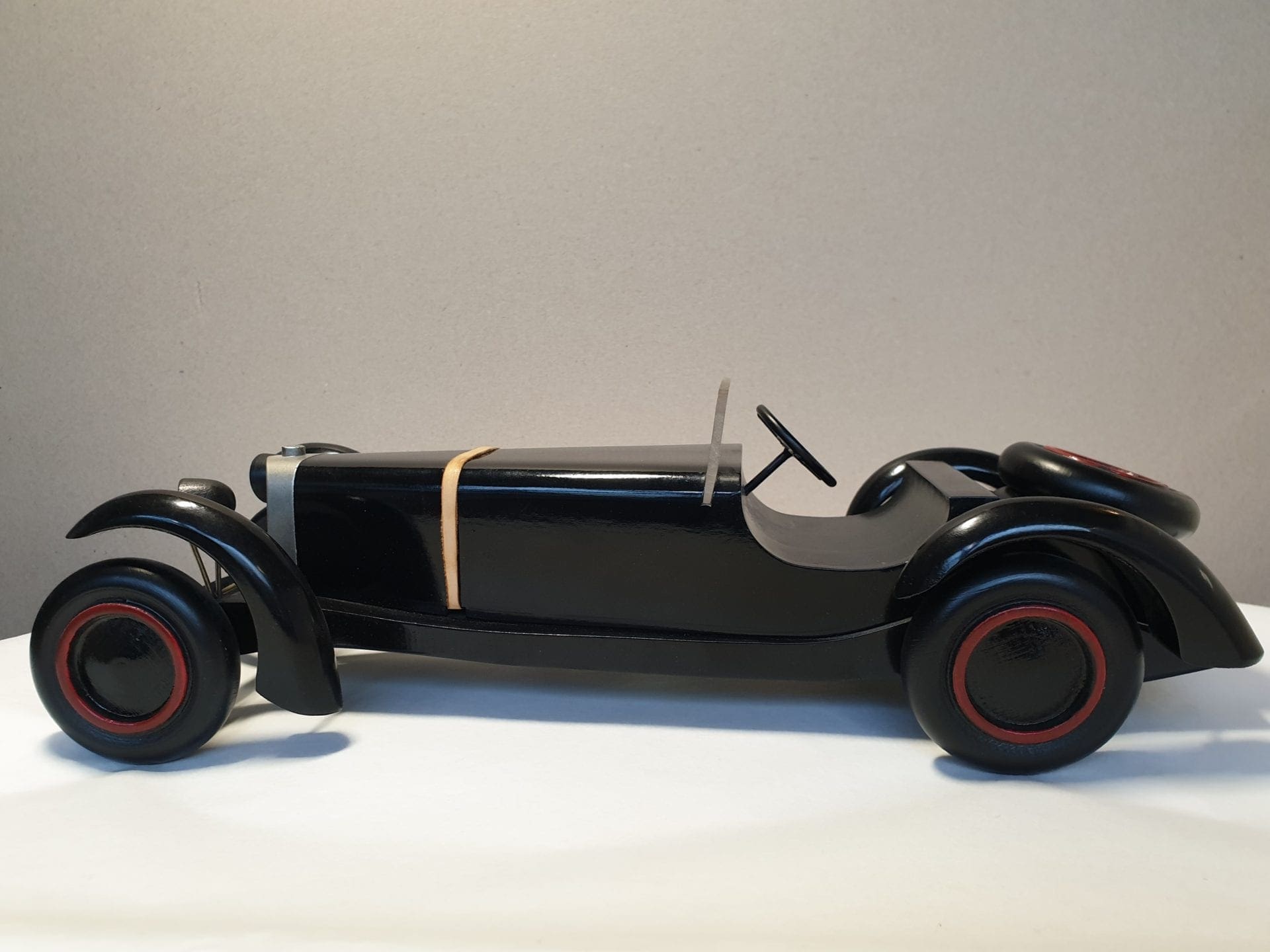 Michel Aroutcheff – Voiture Mercedes SSKL 1931 en bois