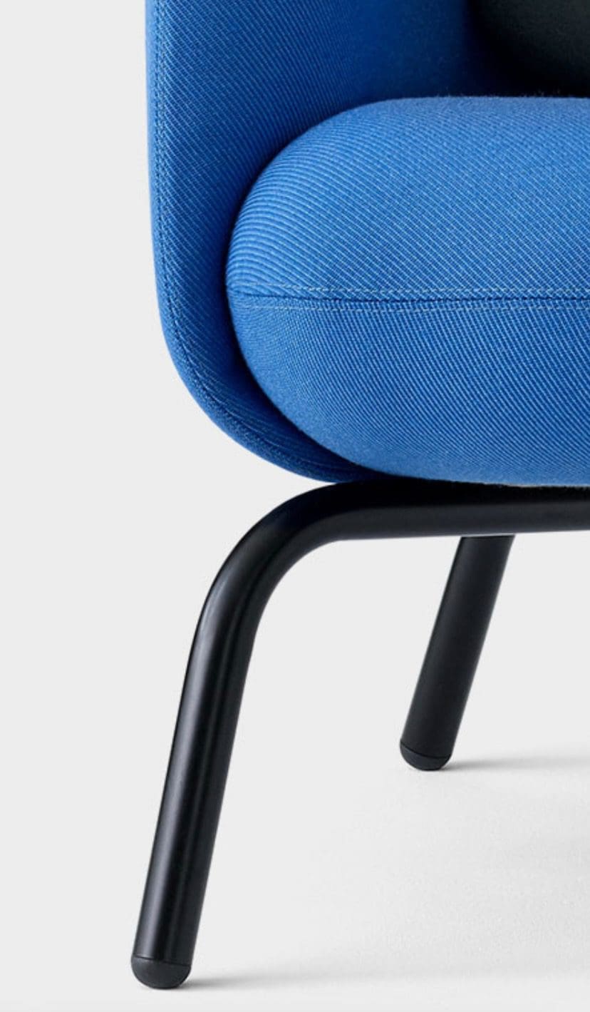 Nest Easy Chair XL par +Halle – Fauteuil design scandinave bleu en tissu Kvadrat