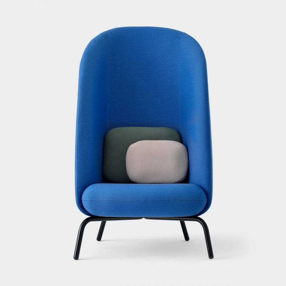 Nest Easy Chair XL par +Halle – Fauteuil design scandinave bleu en tissu Kvadrat