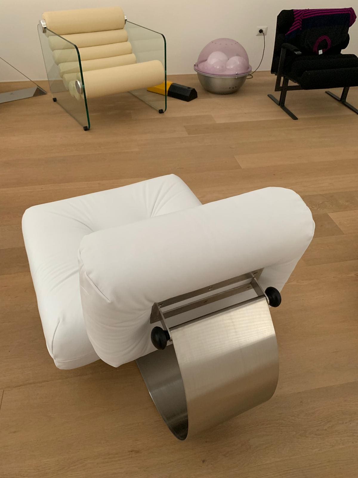 Oscar Niemeyer – Fauteuil et ottoman blanc Alta – 1970