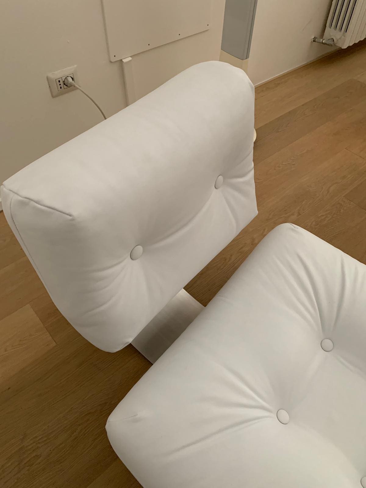Oscar Niemeyer – Fauteuil et ottoman blanc Alta – 1970
