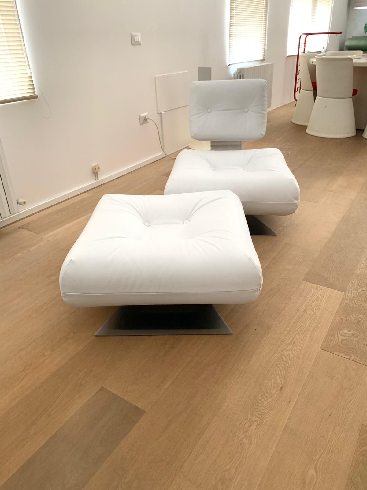 Oscar Niemeyer – Fauteuil et ottoman blanc Alta – 1970