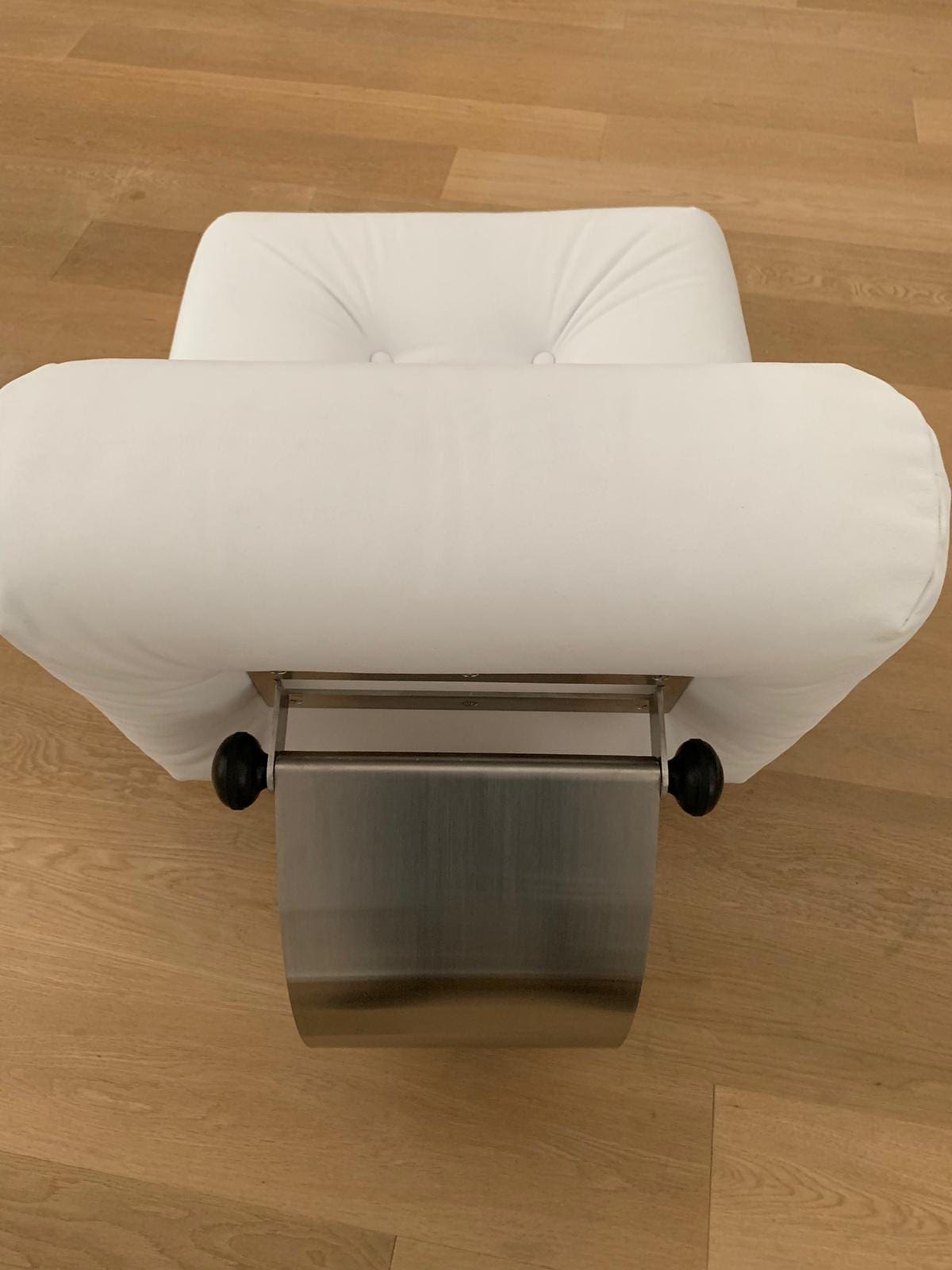 Oscar Niemeyer – Fauteuil et ottoman blanc Alta – 1970