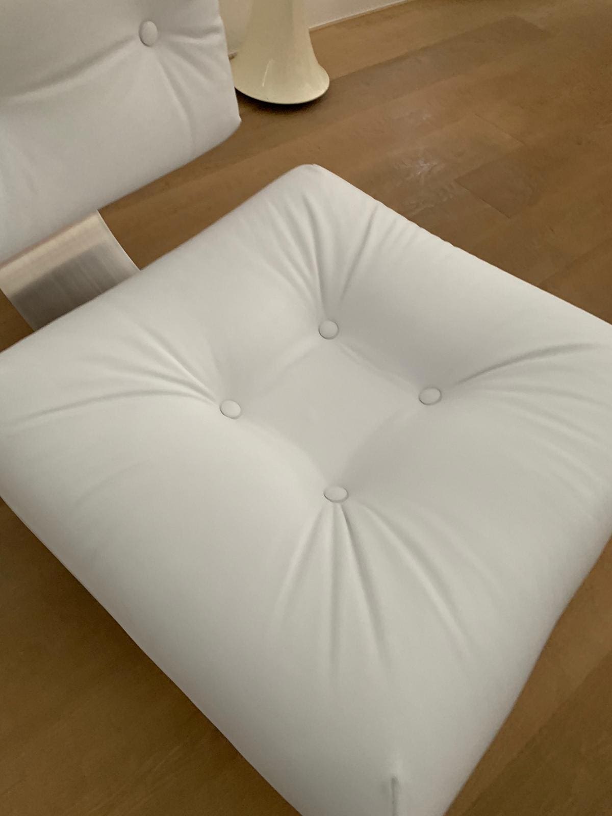 Oscar Niemeyer – Fauteuil et ottoman blanc Alta – 1970